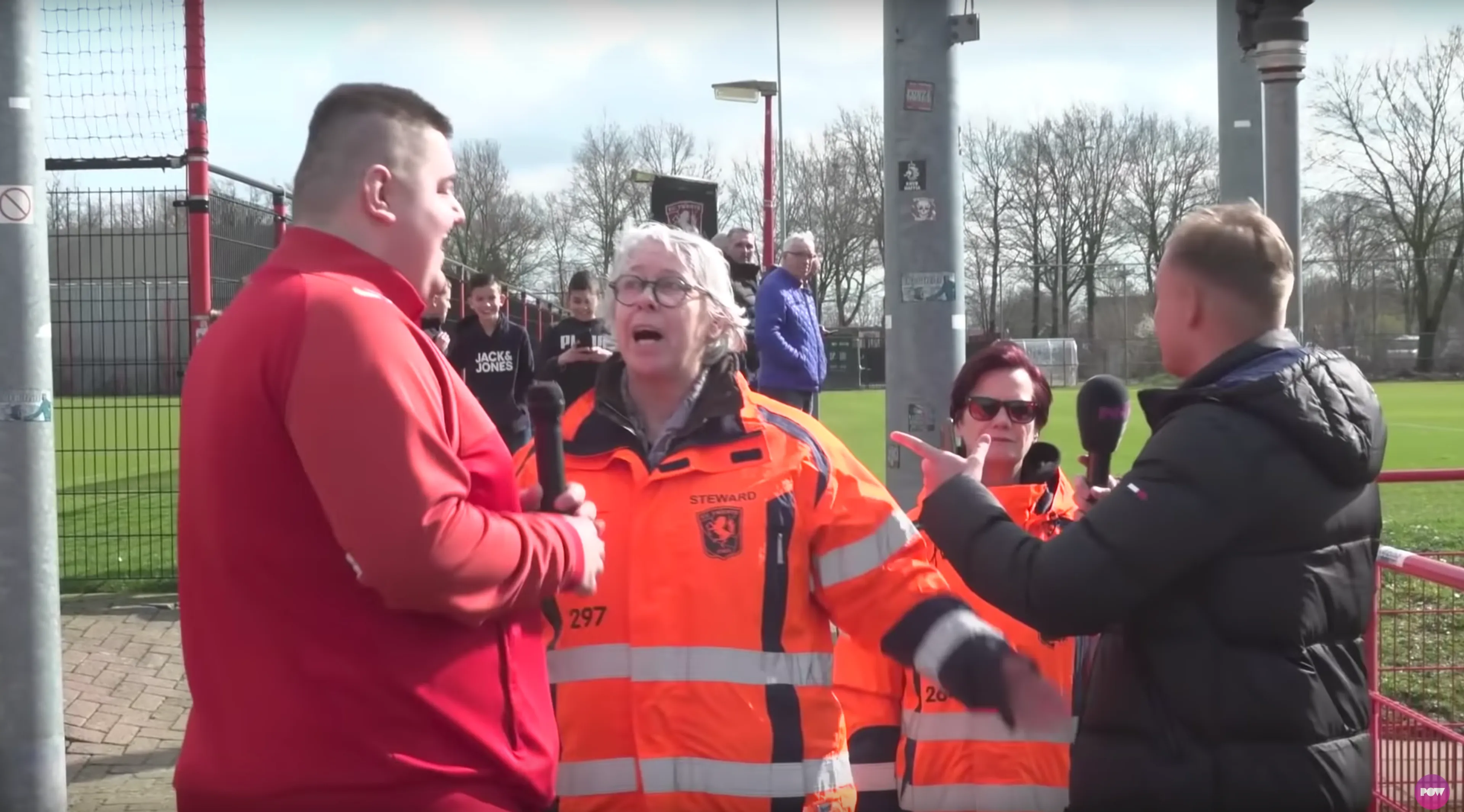 Dennis Schouten en Zanger Lorenzo weggestuurd bij FC Twente: 'Garcia, rot op!'