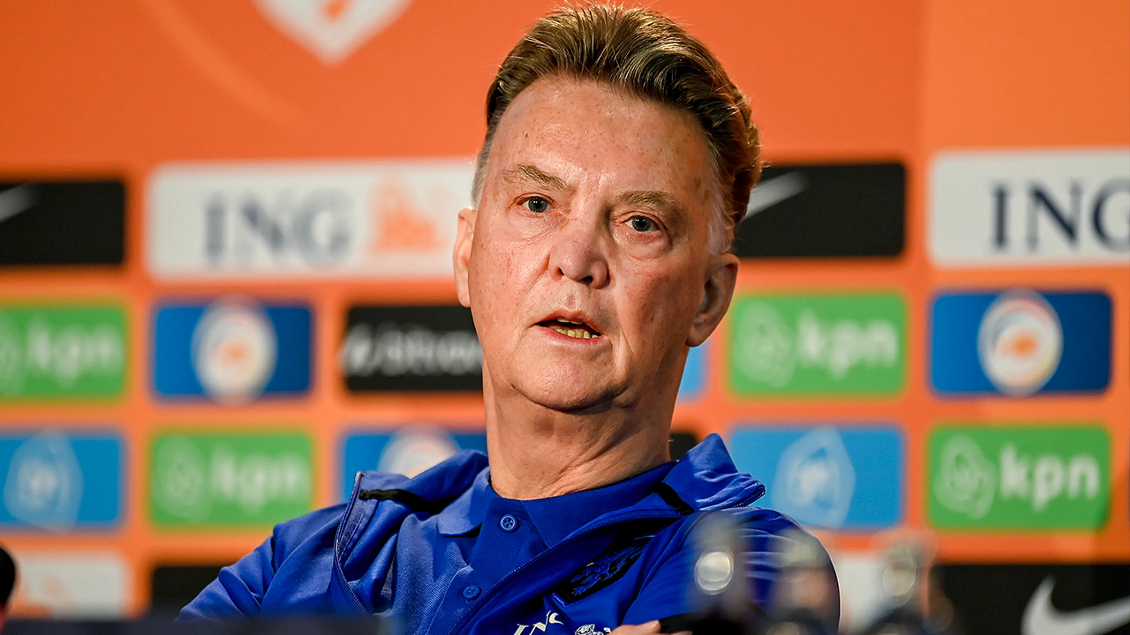 'Het wordt tijd dat iemand tegen Van Gaal zegt dat hij weer normaal moet doen'