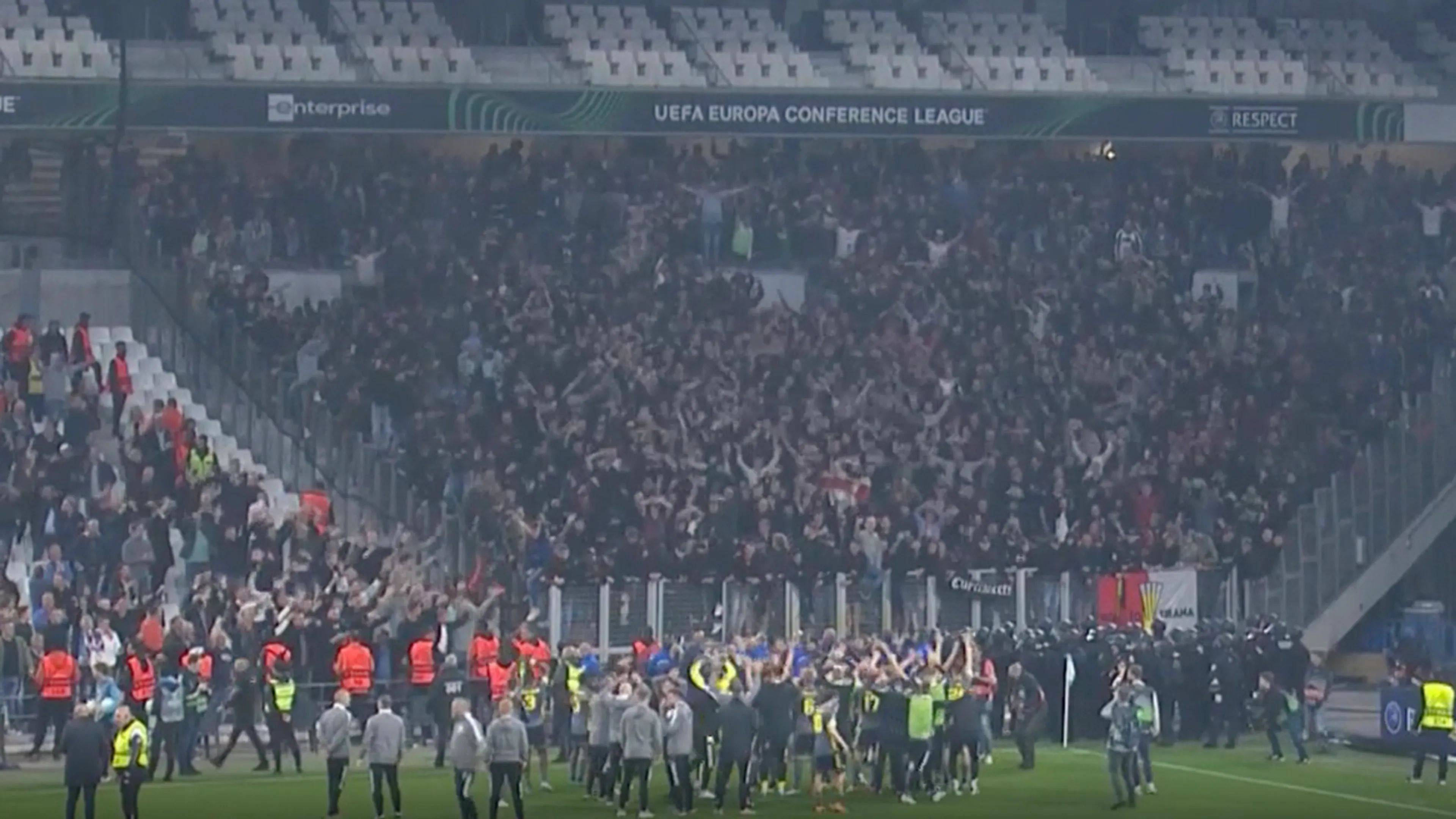 Feyenoord-spelers vieren groot feest met meegereisde fans