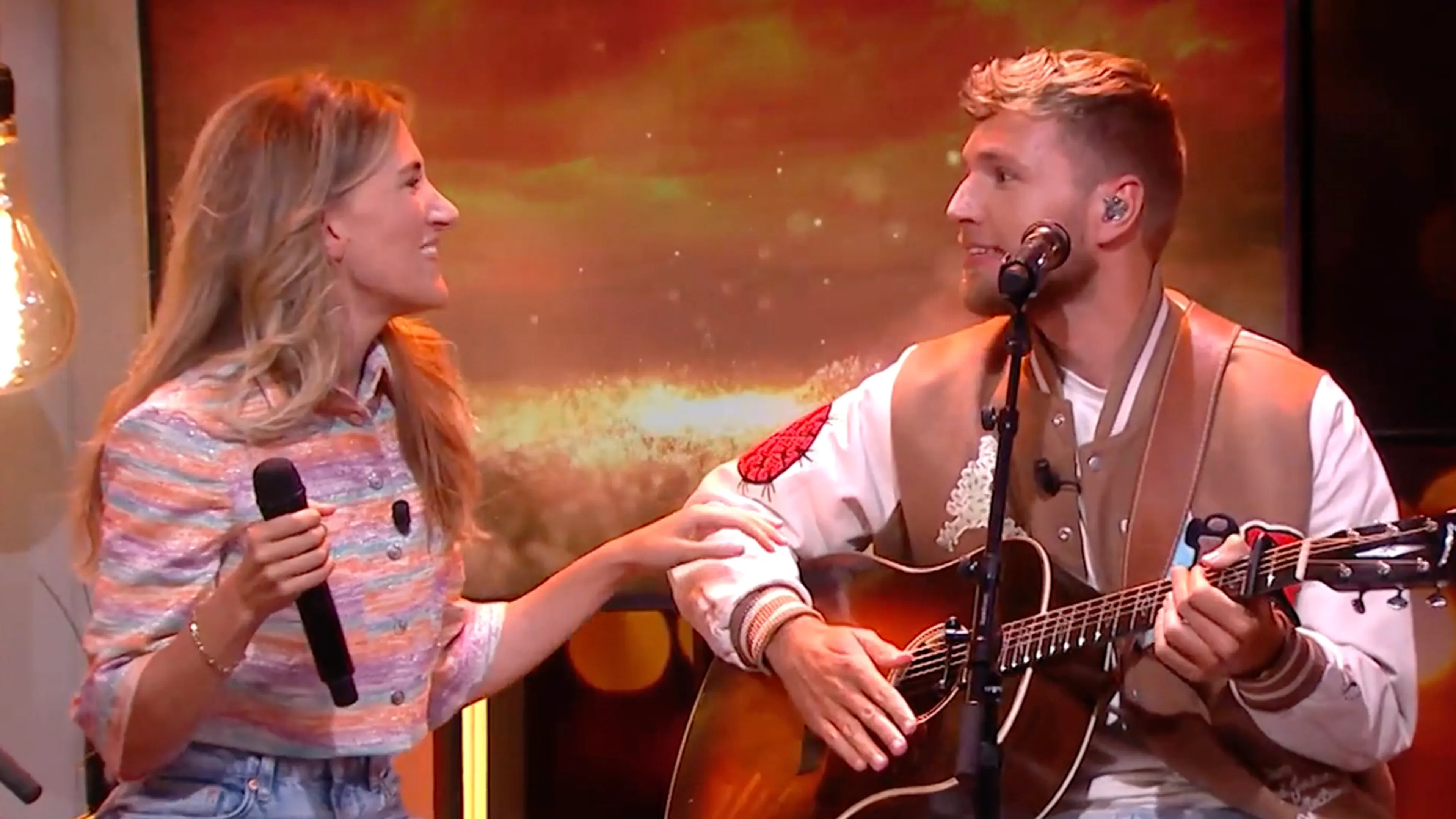 Video: Suzan volledig de mist in tijdens live optreden in Jinek: 'Schaamde me'
