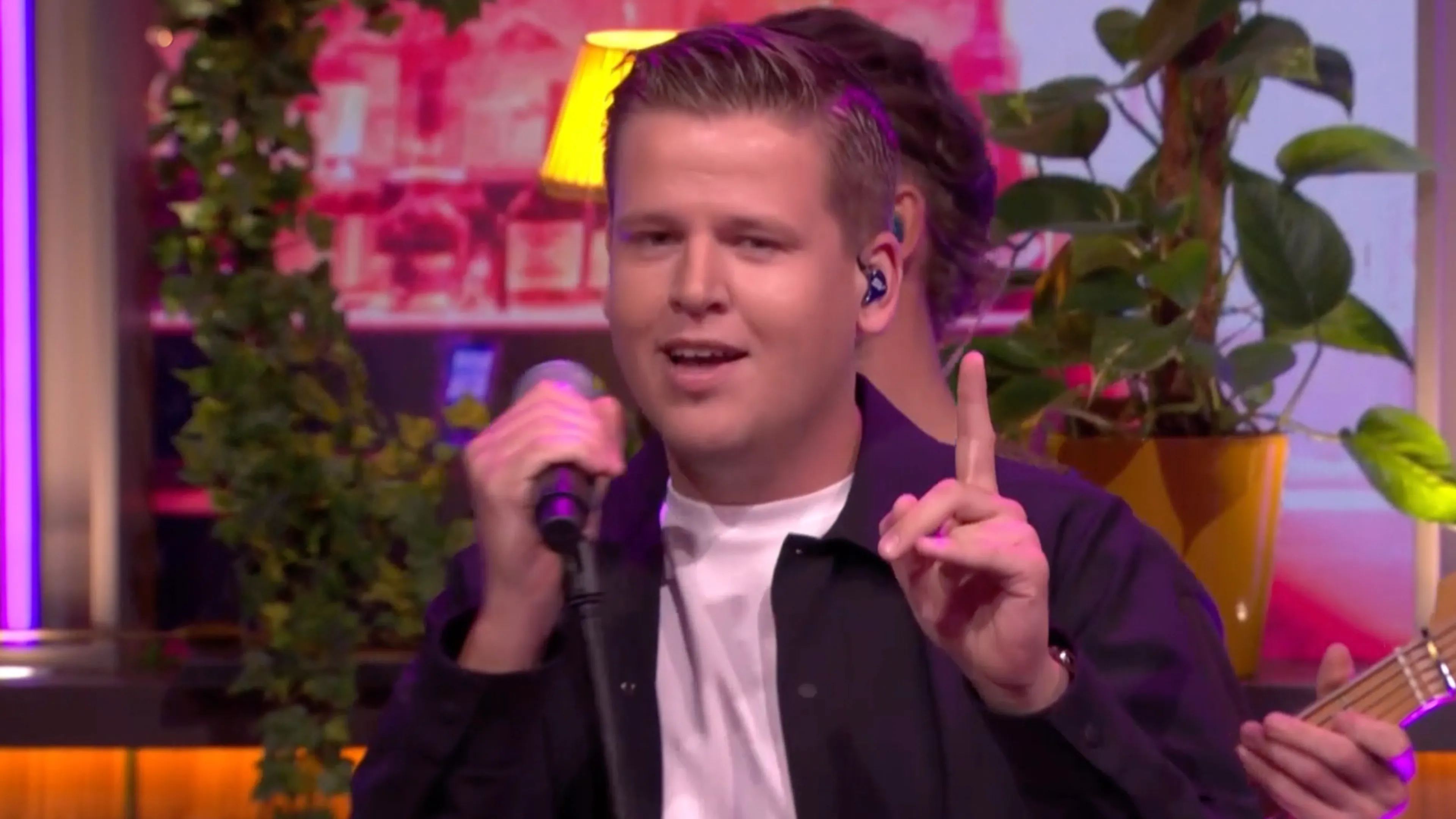 Sven Versteeg zorgt met zijn nieuwe single 'Bonte Avond' voor feest in De Oranjezondag-studio!