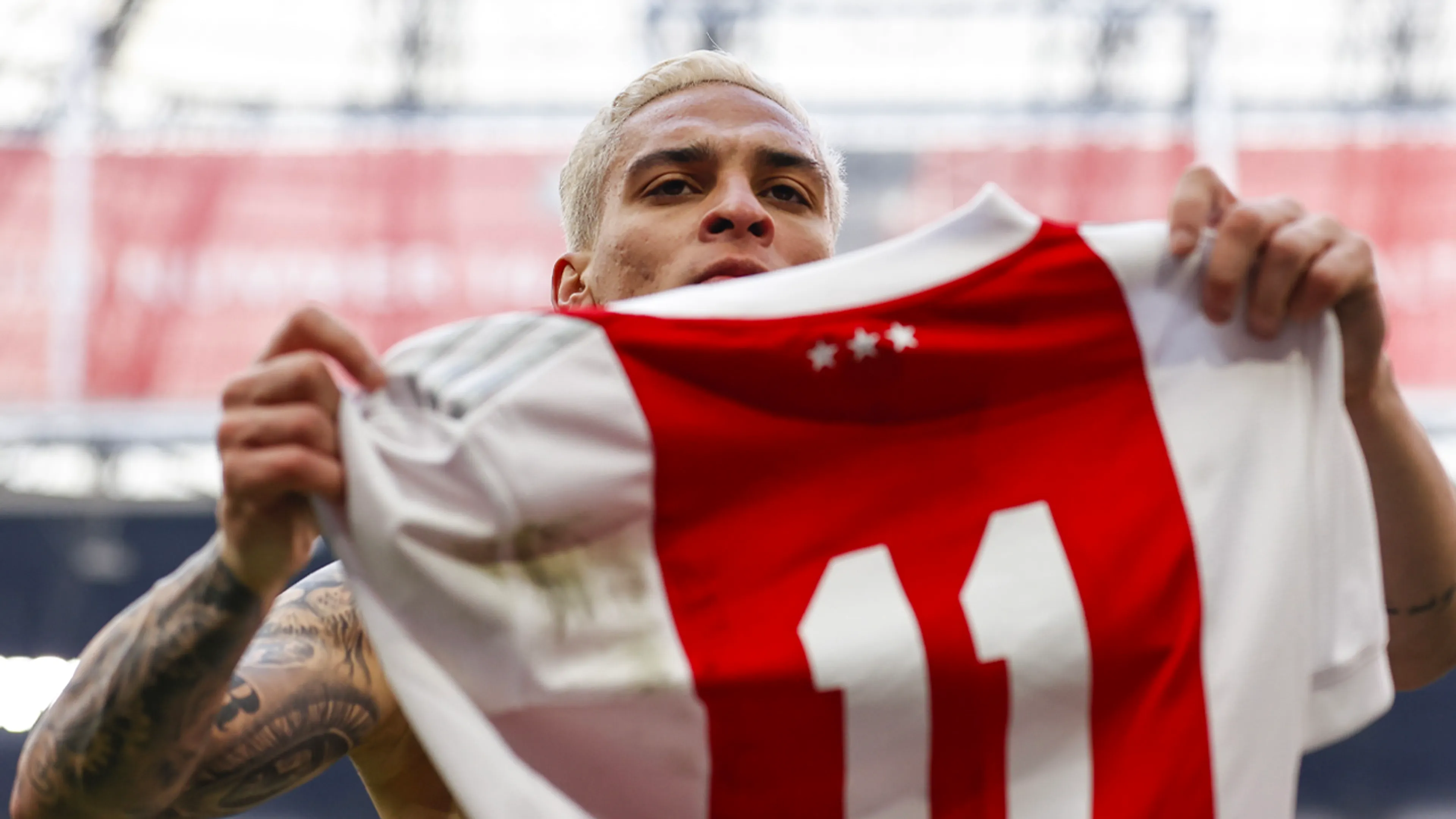 Ajax veilt wedstrijdshirt Antony, opbrengst gaat naar Emma Kinderziekenhuis