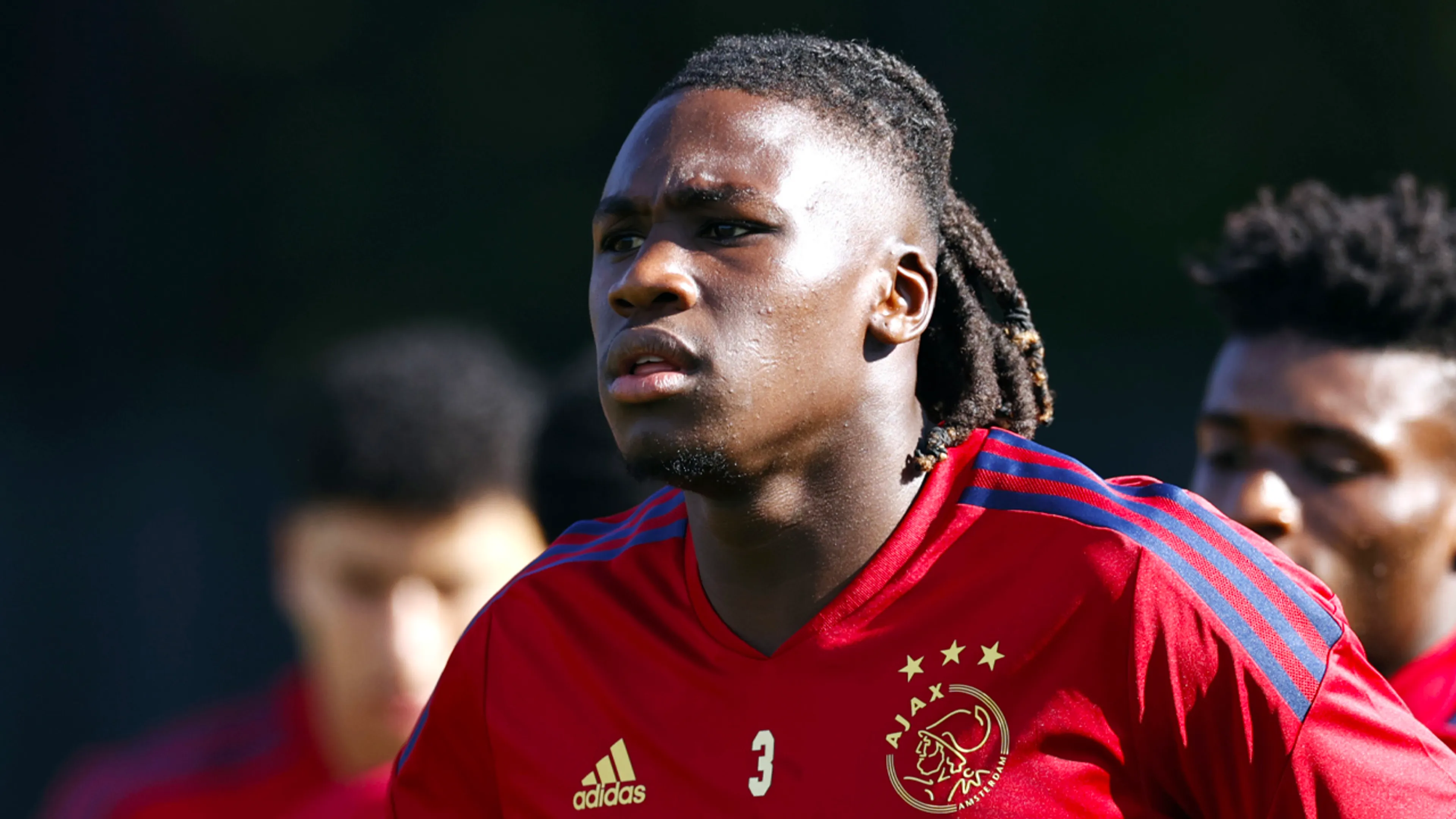'Bassey wil ondanks bod van Fulham bij Ajax blijven'