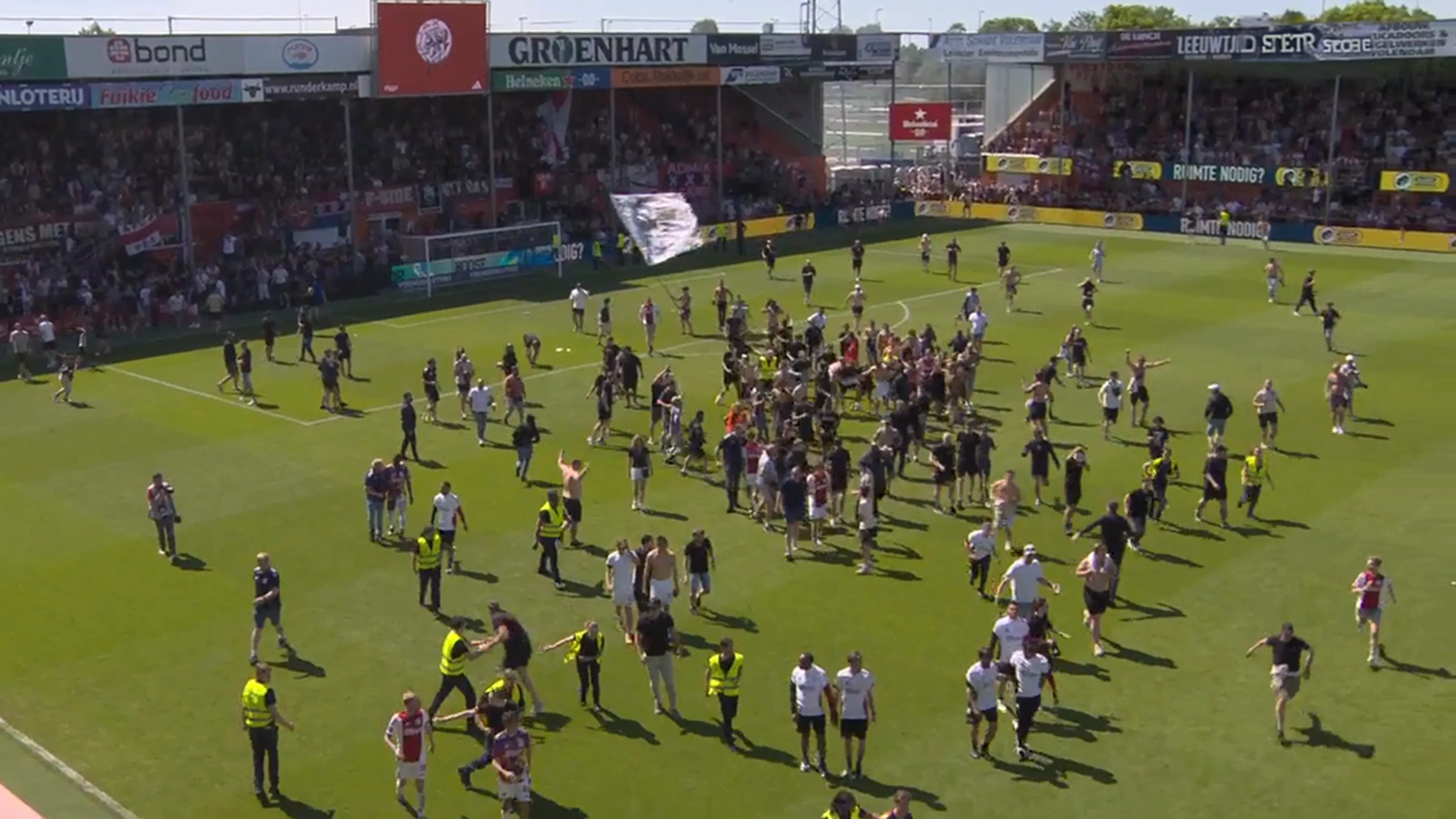 Ajax-fans bestormen het veld na behalen van tweede voorronde Conference League