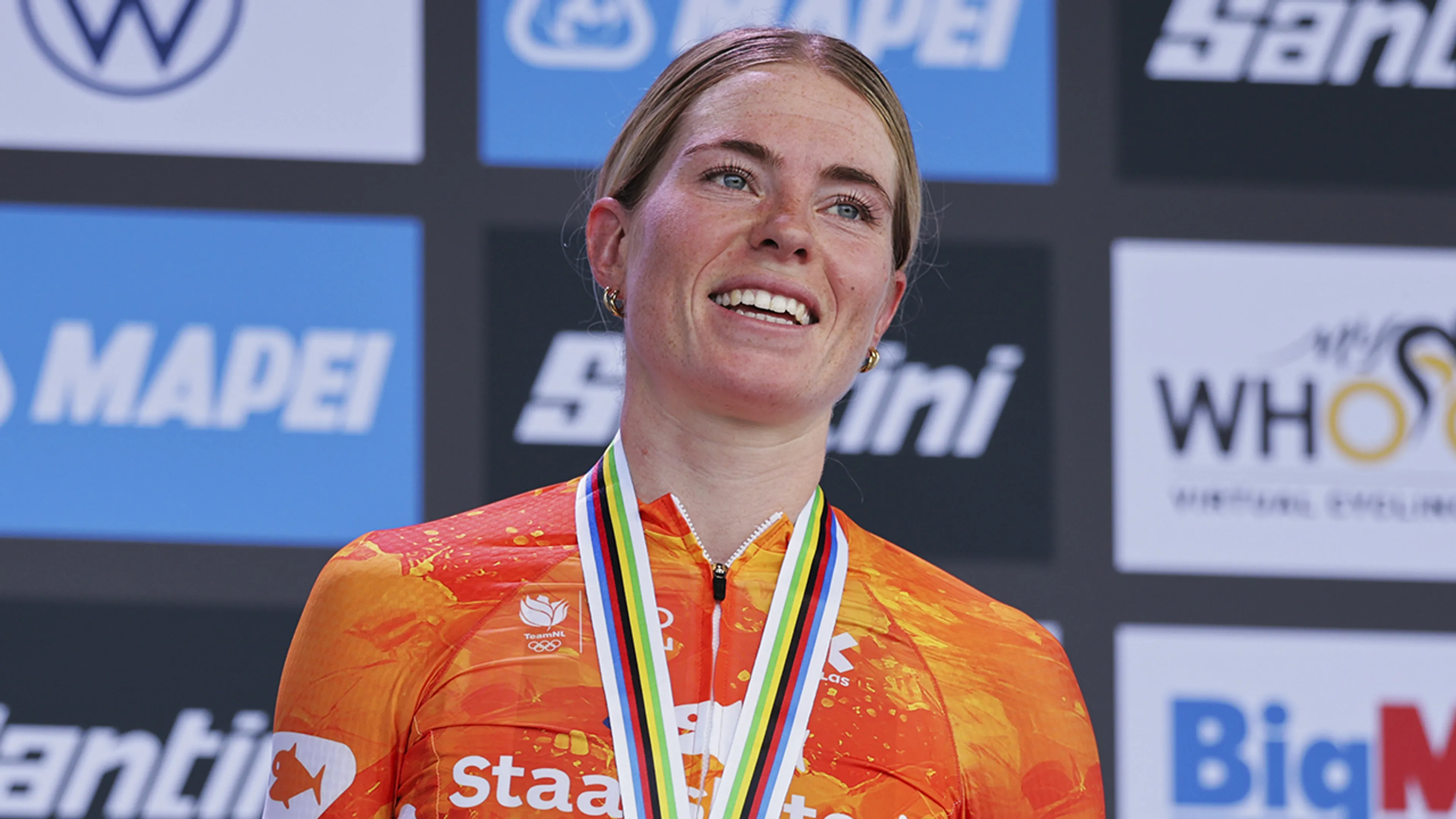 Demi Vollering verovert eerste Europese titel op de weg!