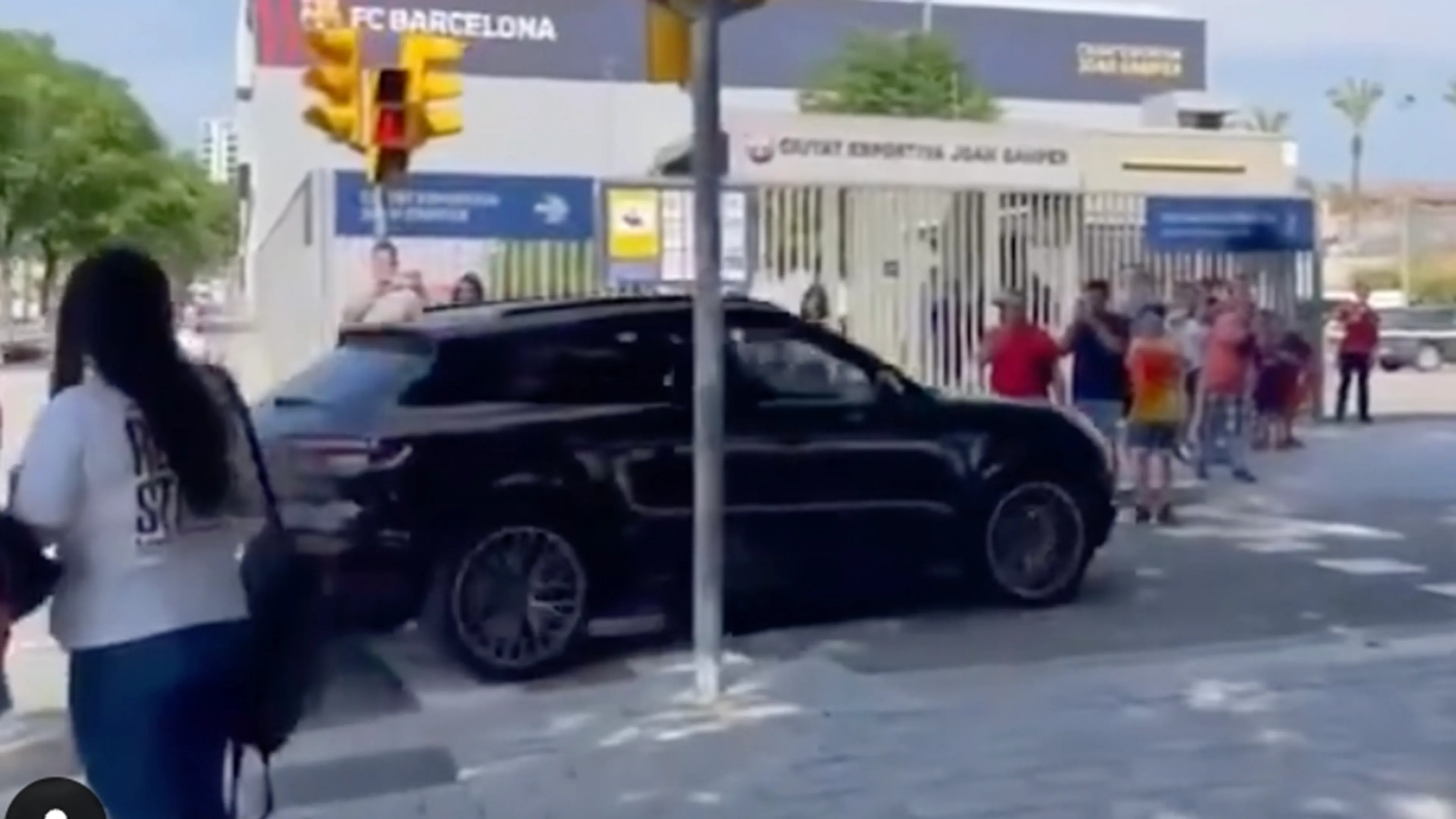 Video: Frenkie de Jong onder applaus ontvangen bij sportcomplex Barcelona