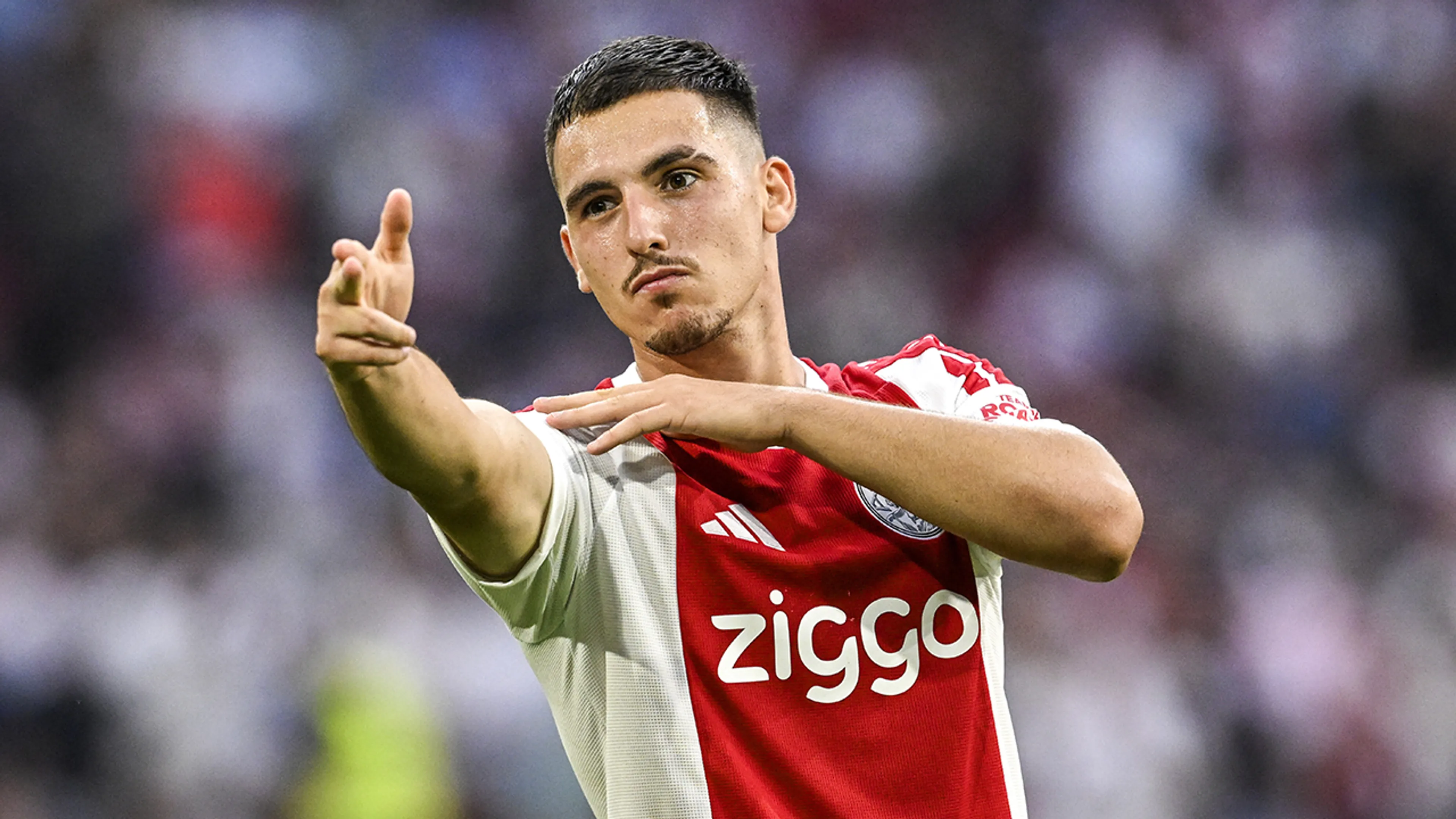 Ajax dankzij hattrick Gloukh verder in Conference League na ruime zege op Vojvodina