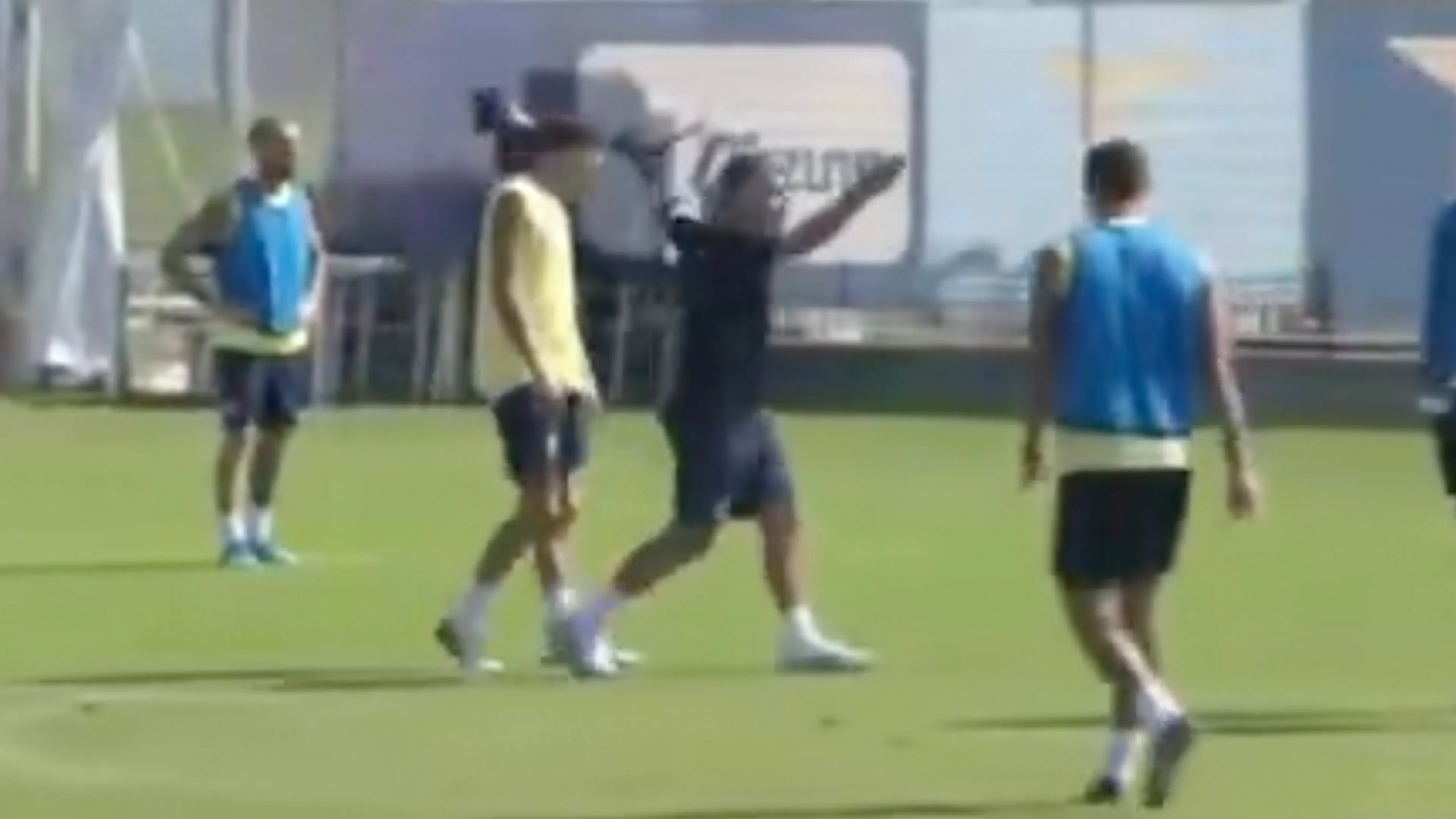 Video: Kenneth Taylor weggestuurd van Lazio-training na woordenwisseling met Gennaro Gattuso