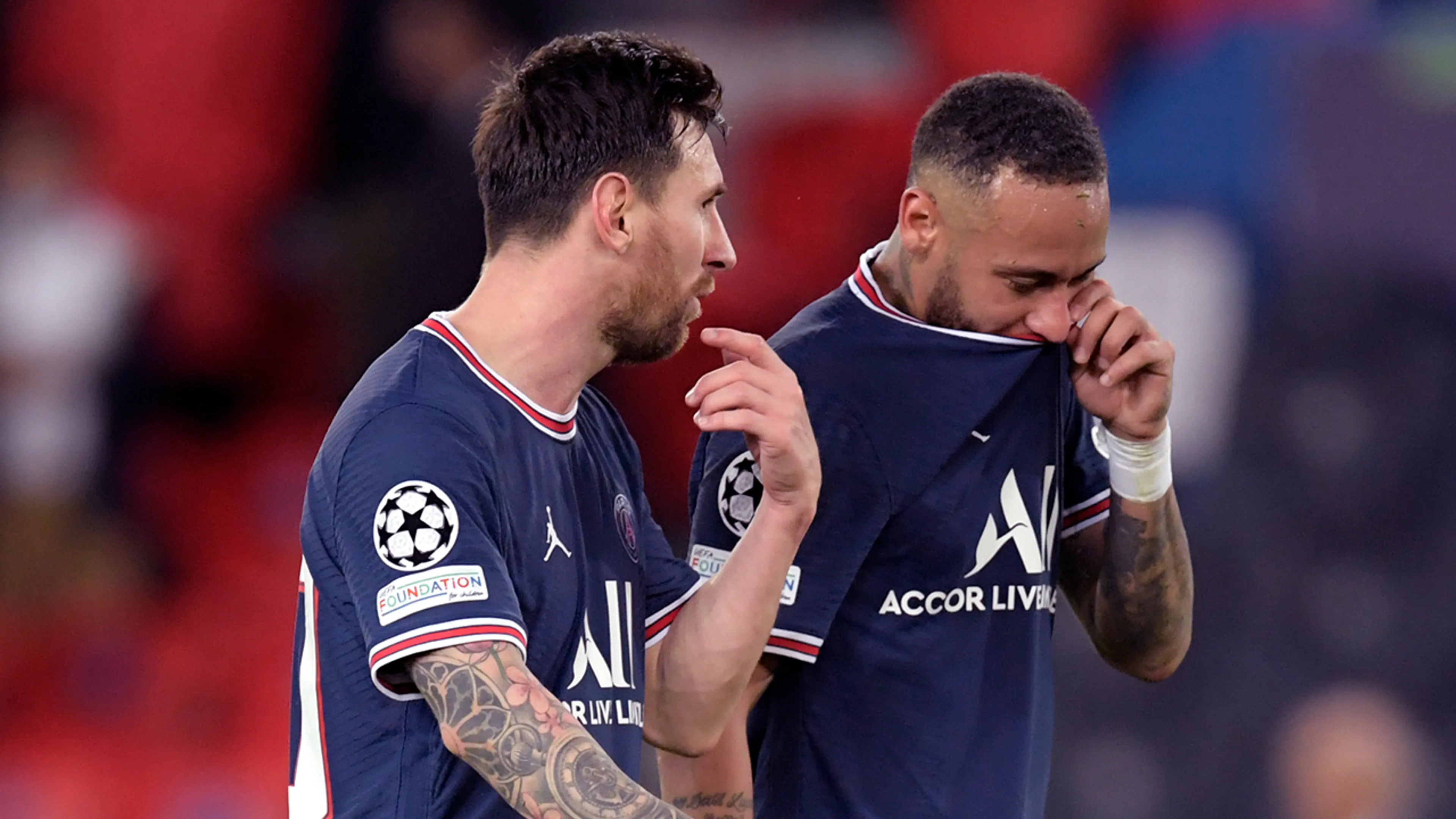 'PSG-selectie ergert zich kapot aan sterallures Neymar en Messi'