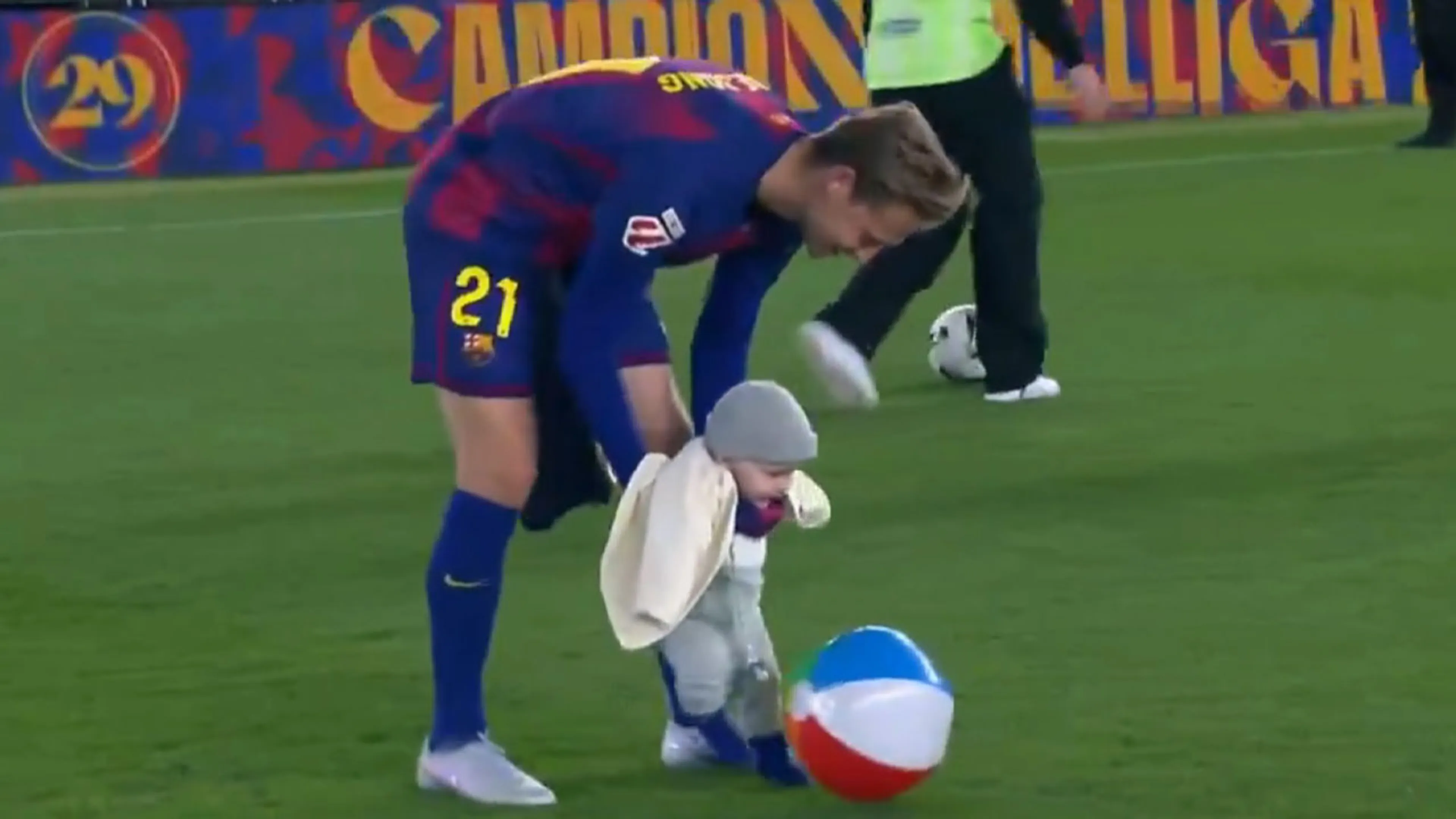 Lieve beelden: Frenkie de Jong voetbalt met zoontje na kampioenschap FC Barcelona