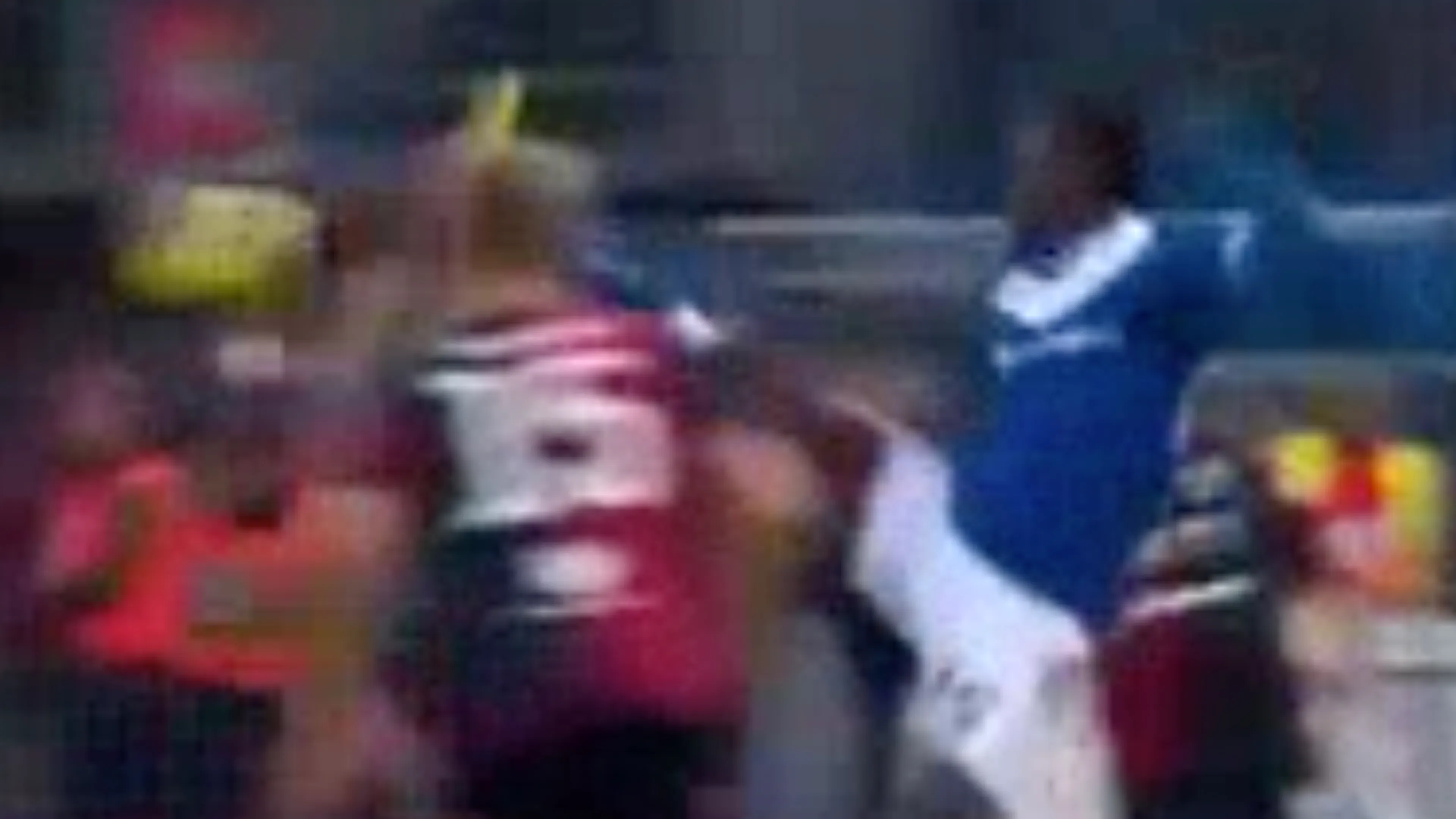 Balotelli krijgt 7 minuten na invalbeurt rood voor karatetrap