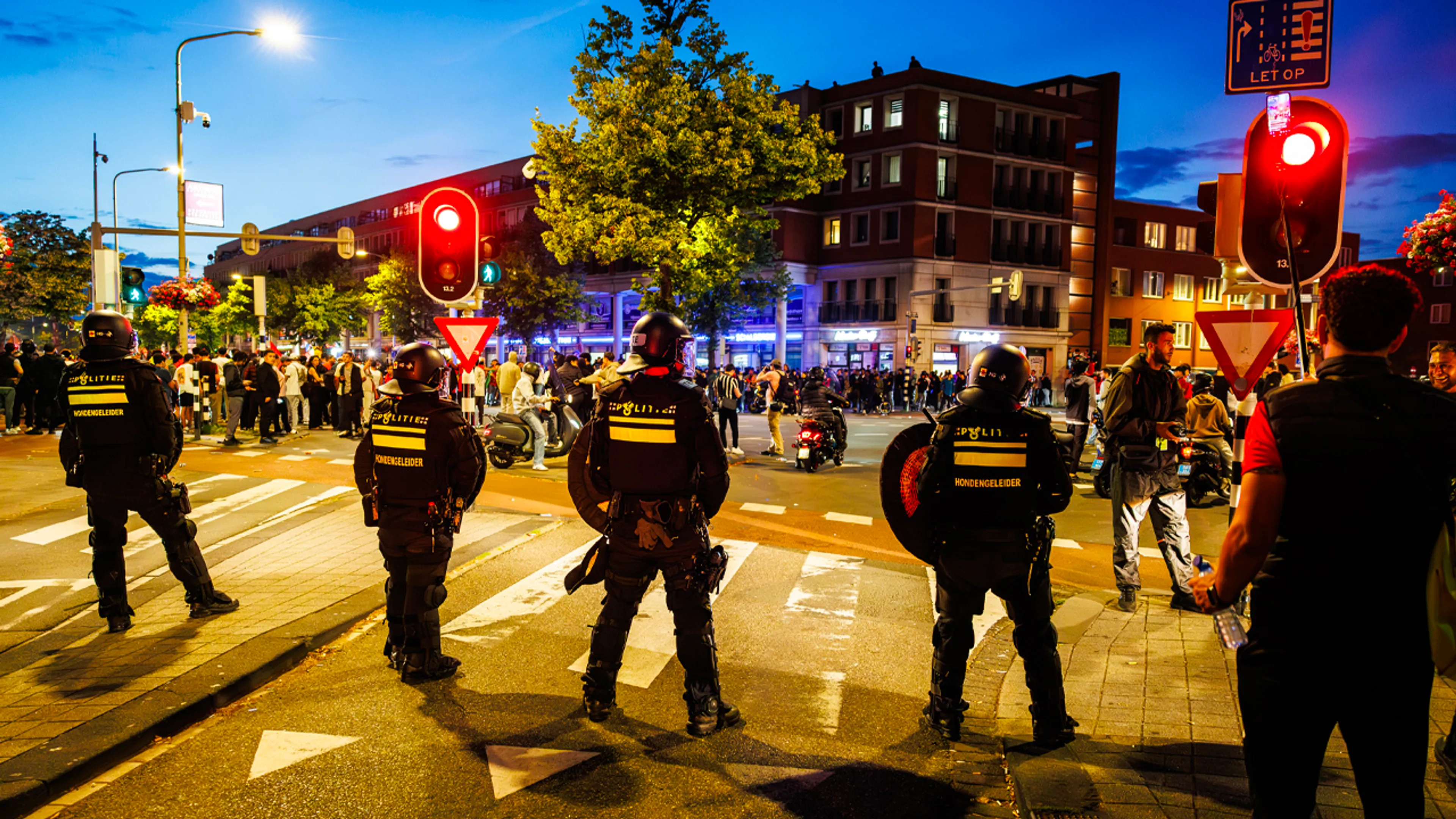 29 arrestaties bij onrust in Den Haag, twee agenten gewond