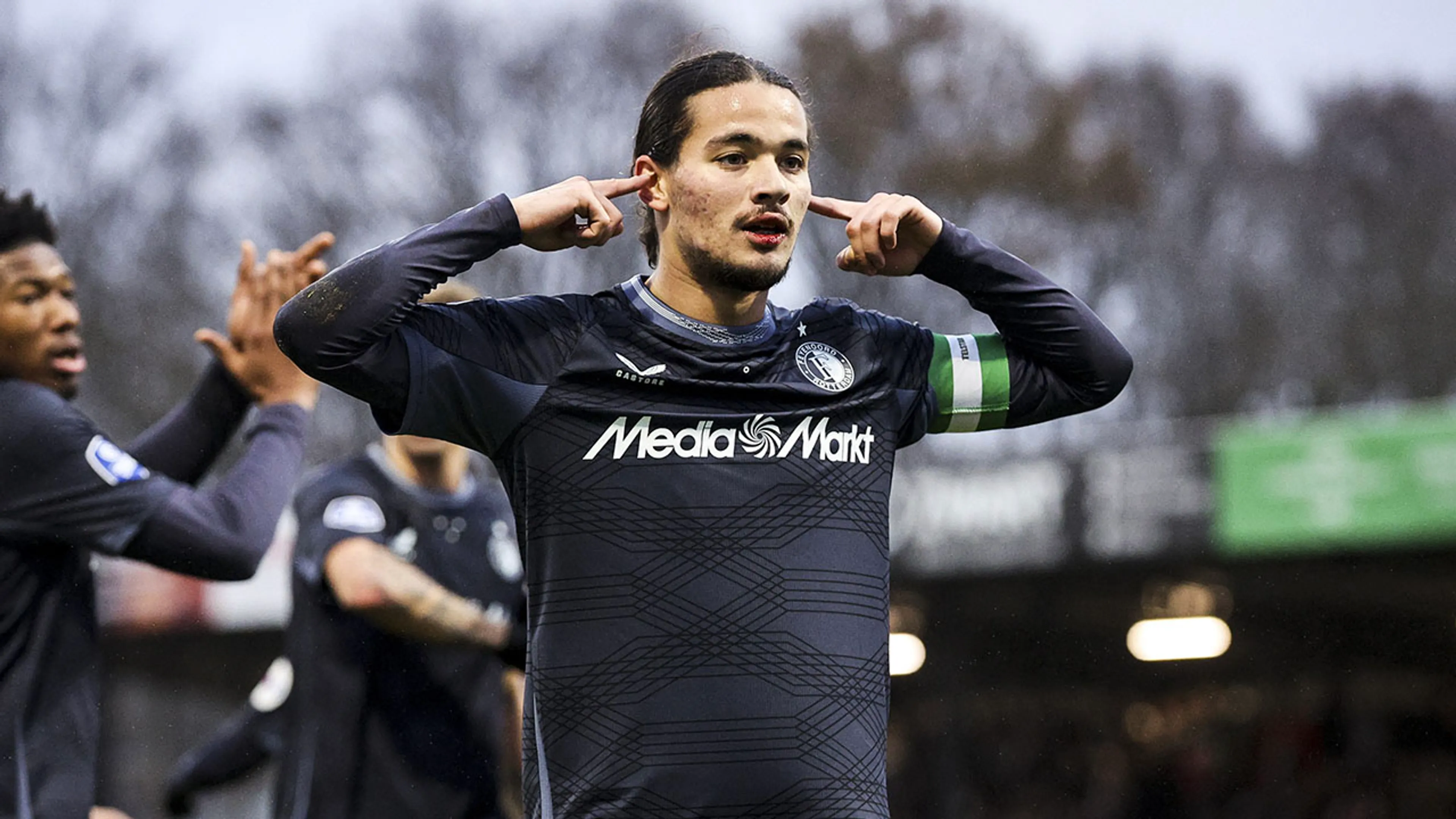 Feyenoord beëindigt slechte reeks met moeizame zege bij Telstar