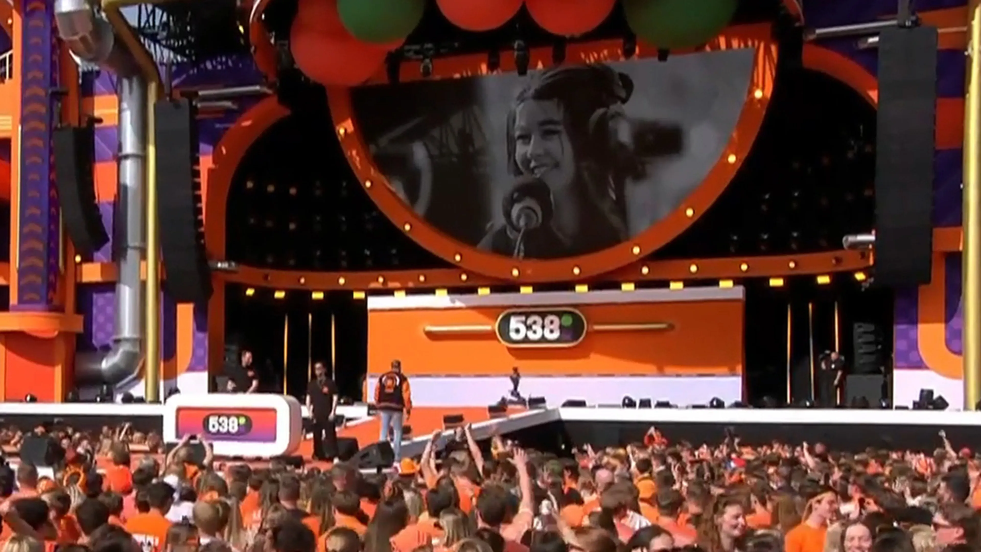538 Koningsdag staat met indrukwekkend applaus stil bij overleden Jade Kops (19)