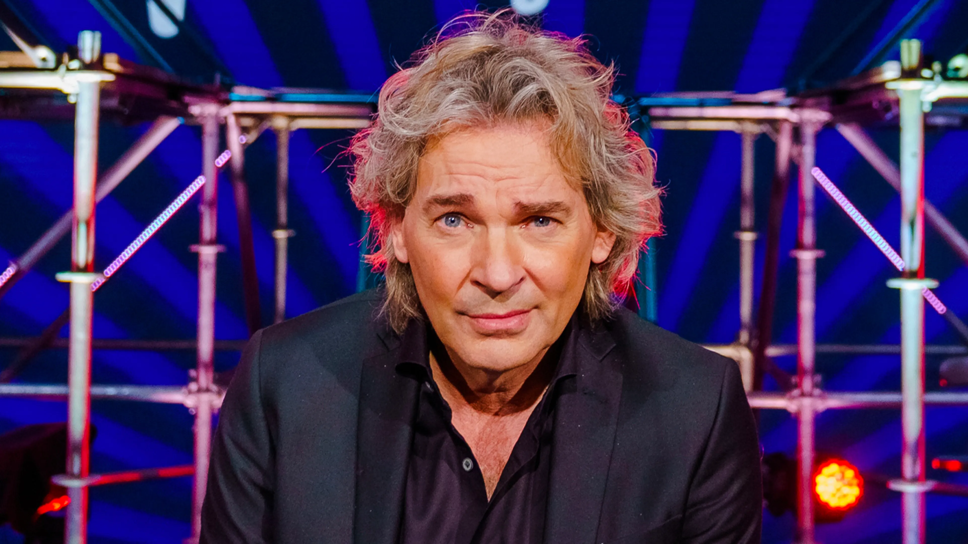 ZIEN: Matthijs van Nieuwkerk verrast met nieuwe look