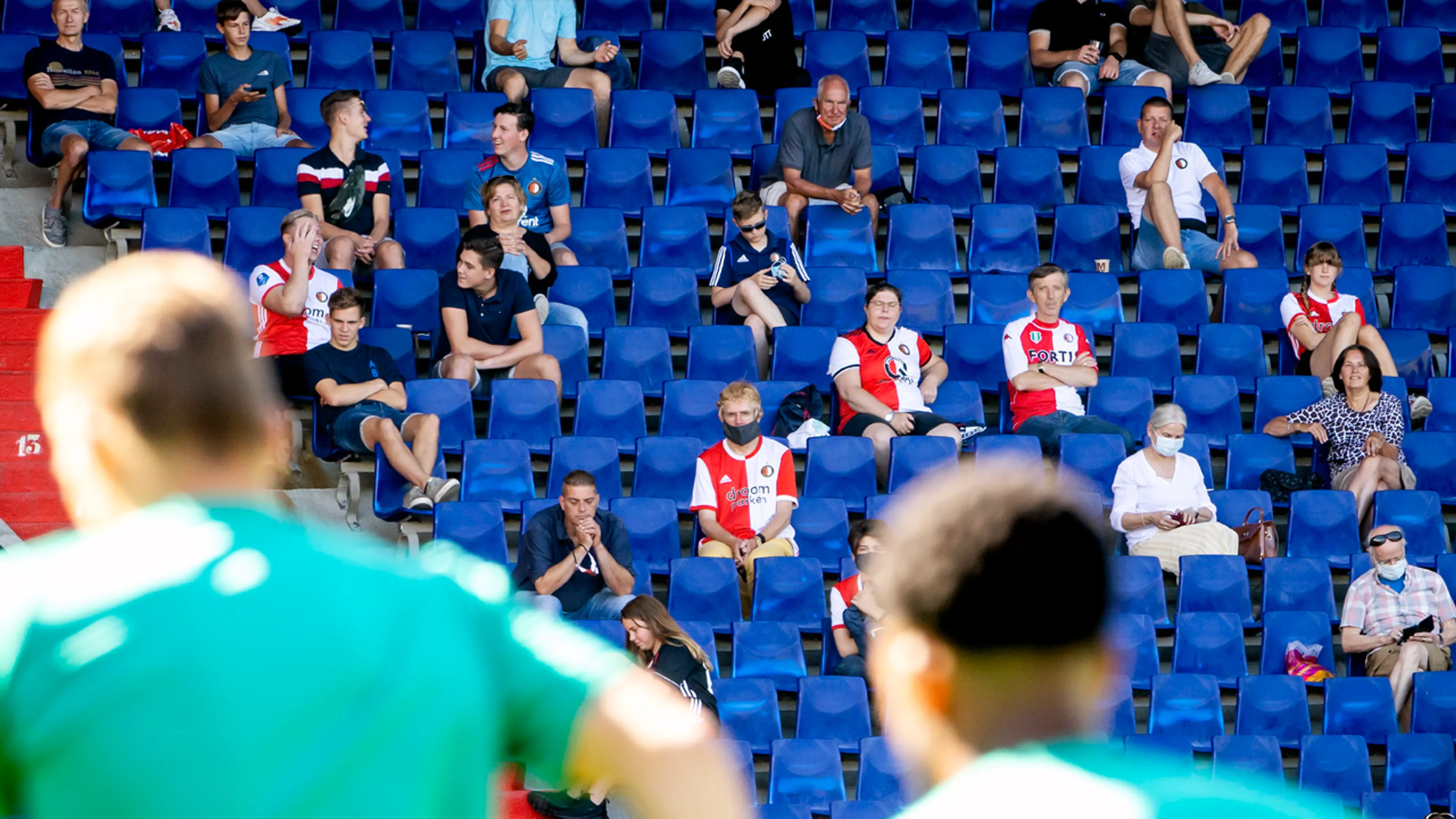 Feyenoord traint voor ruim duizend fans in De Kuip