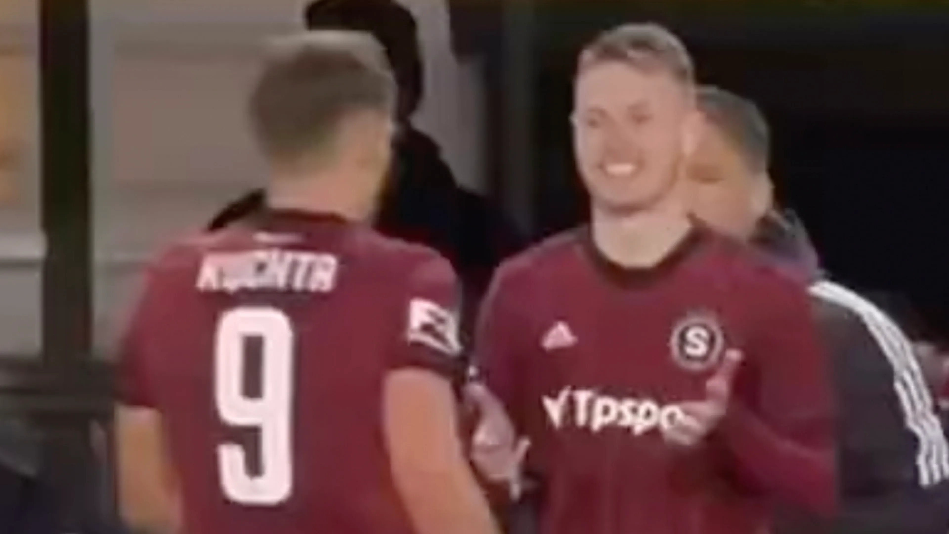 Video: hartverwarmend applaus voor Jakub Jankto na coming-out