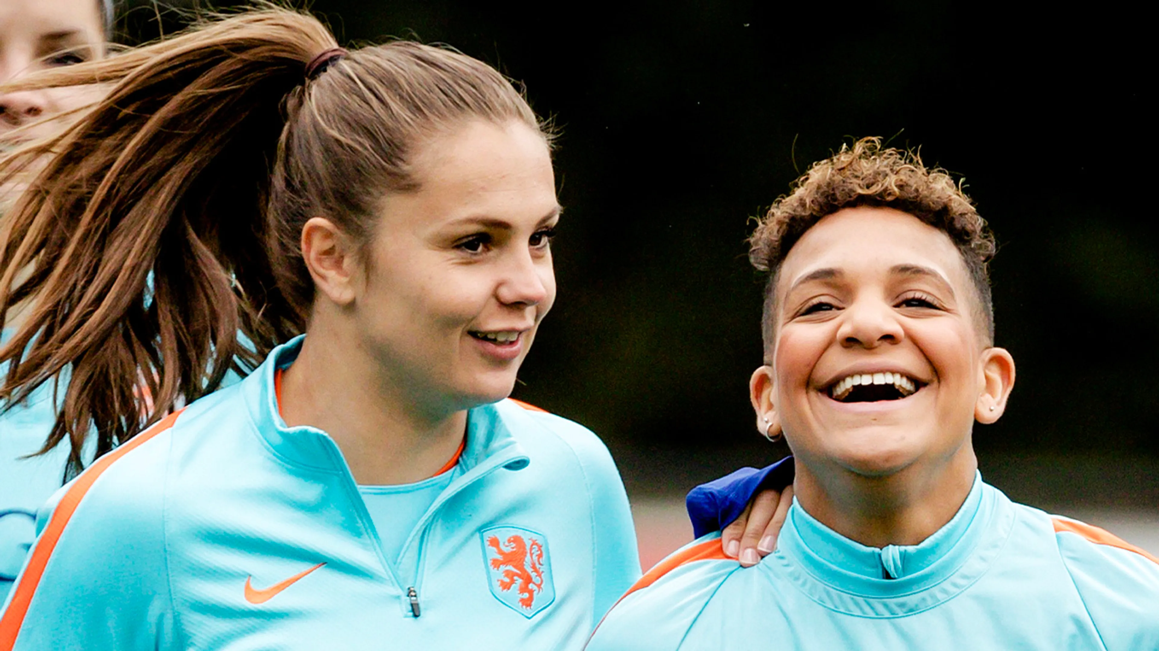 Lieke Martens onderuit tijdens training Oranje Leeuwinnen