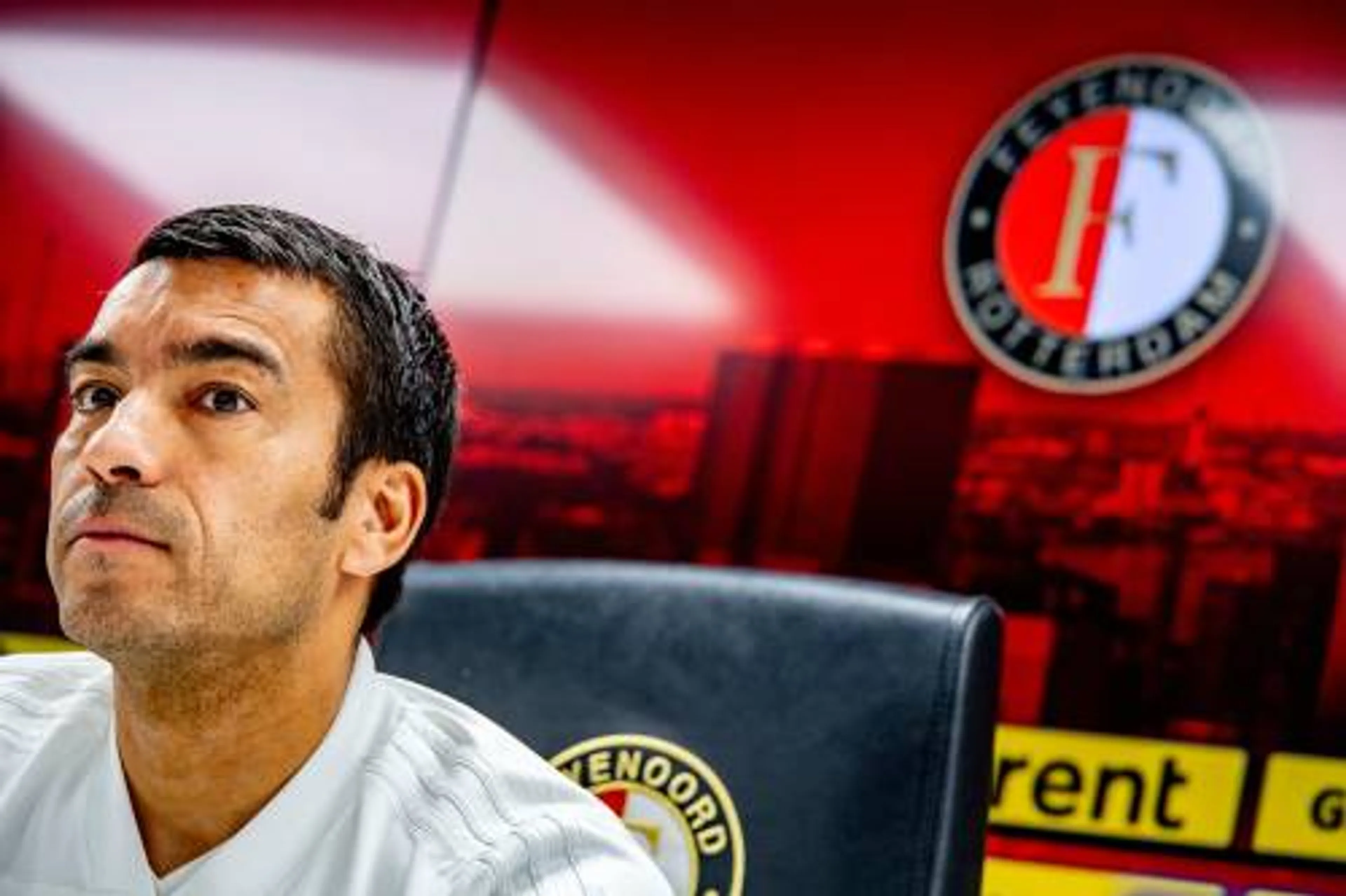 Van Bronckhorst: voorin veel keuze tegen Ajax