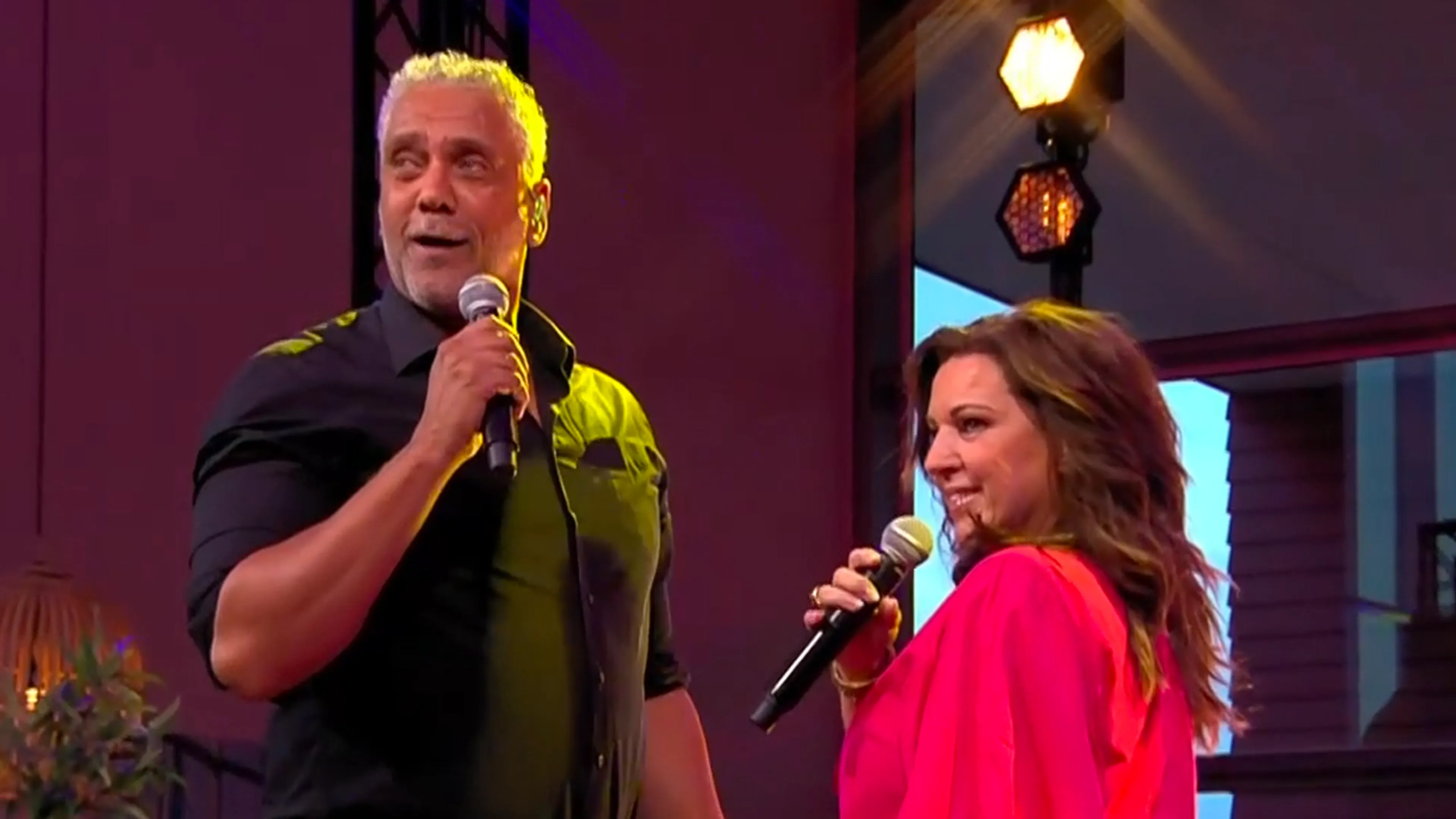 Maxine en Franklin Brown brengen De Oranjezomer-studio terug naar de 90's met 'De Eerste Keer!'
