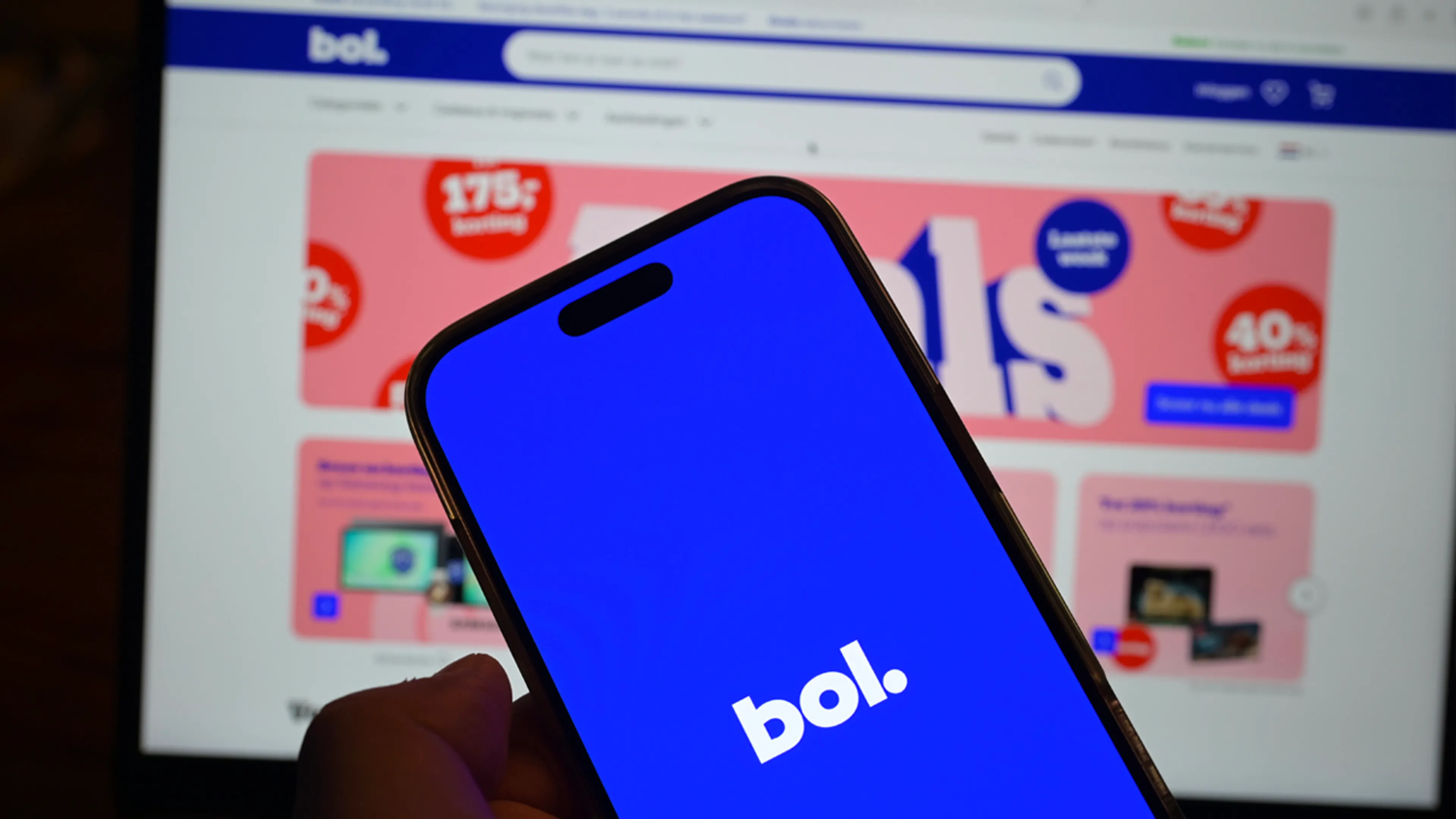 'Gestolen gegevens klanten Bol.com en Bijenkorf te koop aangeboden op dark web'