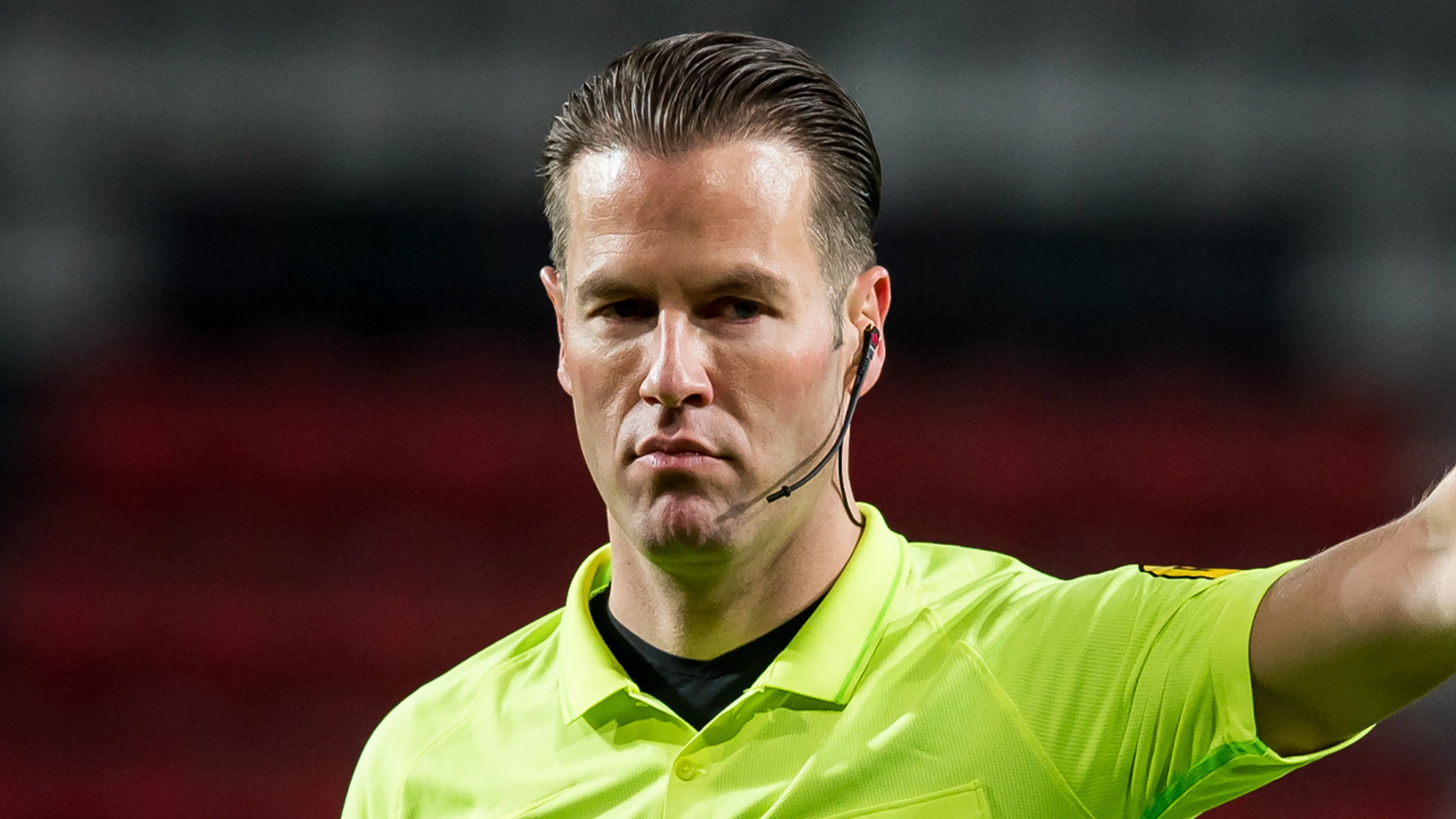 'Makkelie zet assistent Diks uit team, grensrechter mist EK'