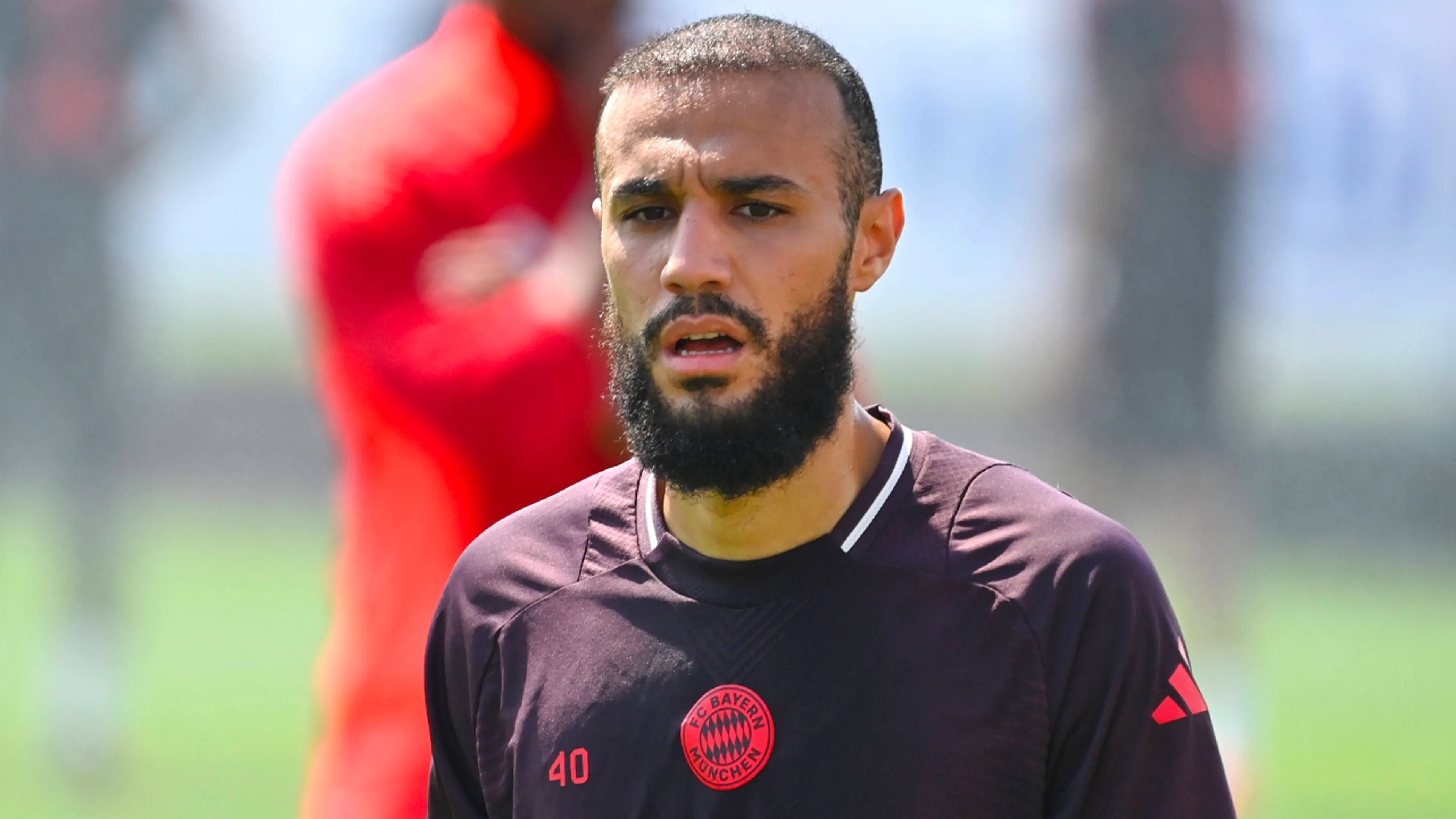 'Mazraoui vertrekt bij Bayern München en vervolgt carrière in de Premier League'