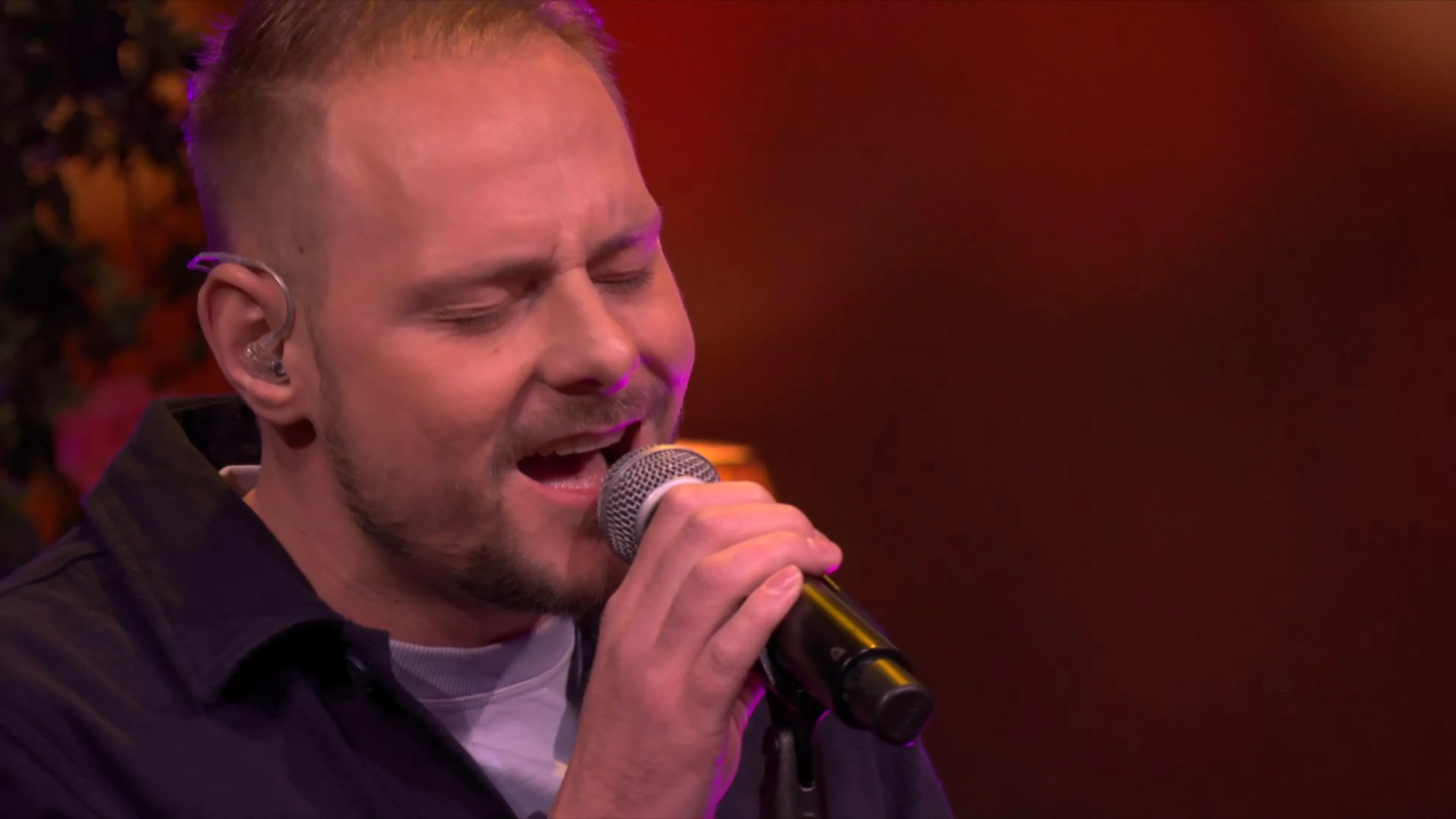 Glenn Janssens zorgt voor prachtige opening van De Oranjezondag met 'The Book of Love'