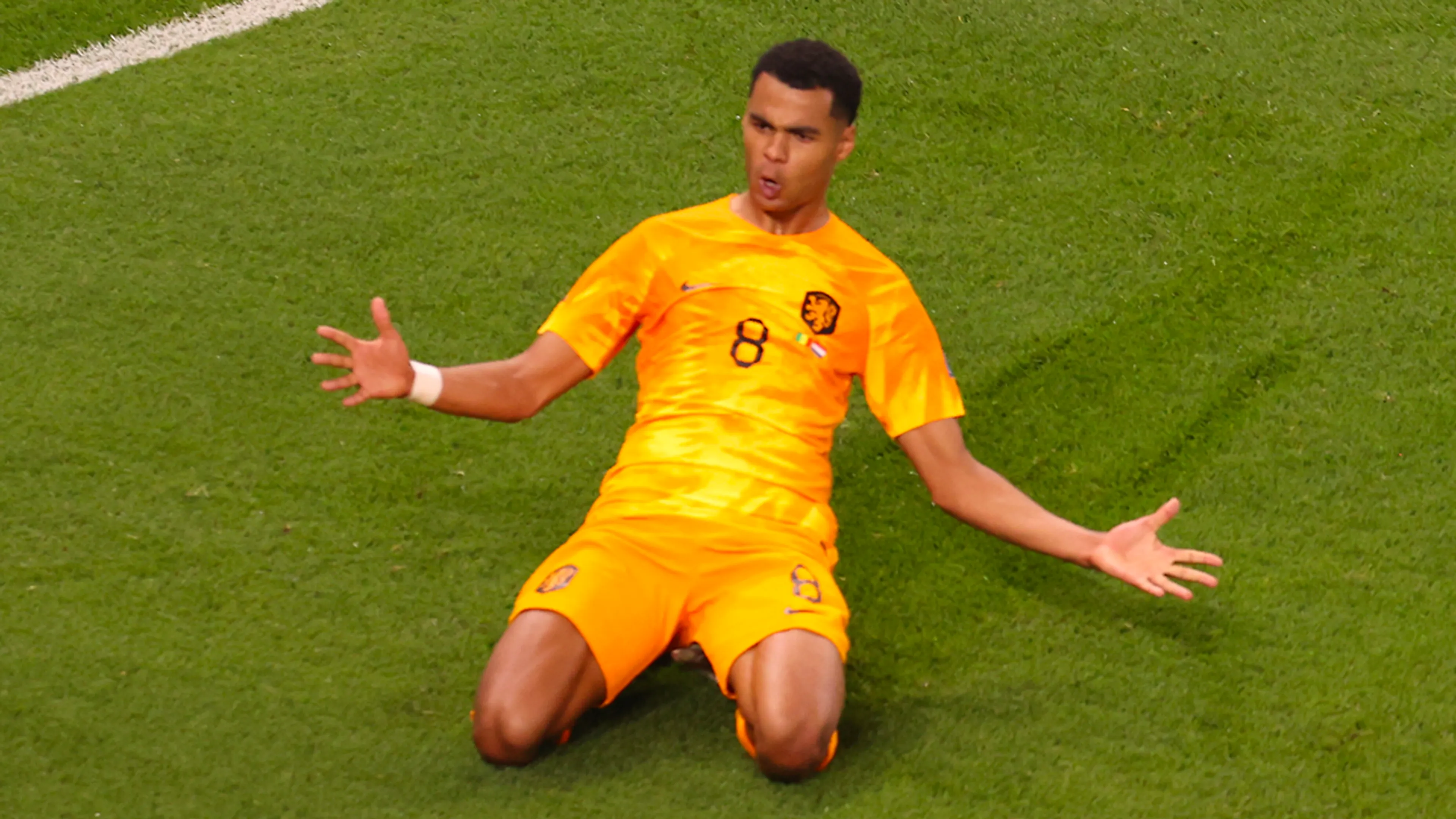 Oranje opent WK met zege op Senegal door twee late treffers