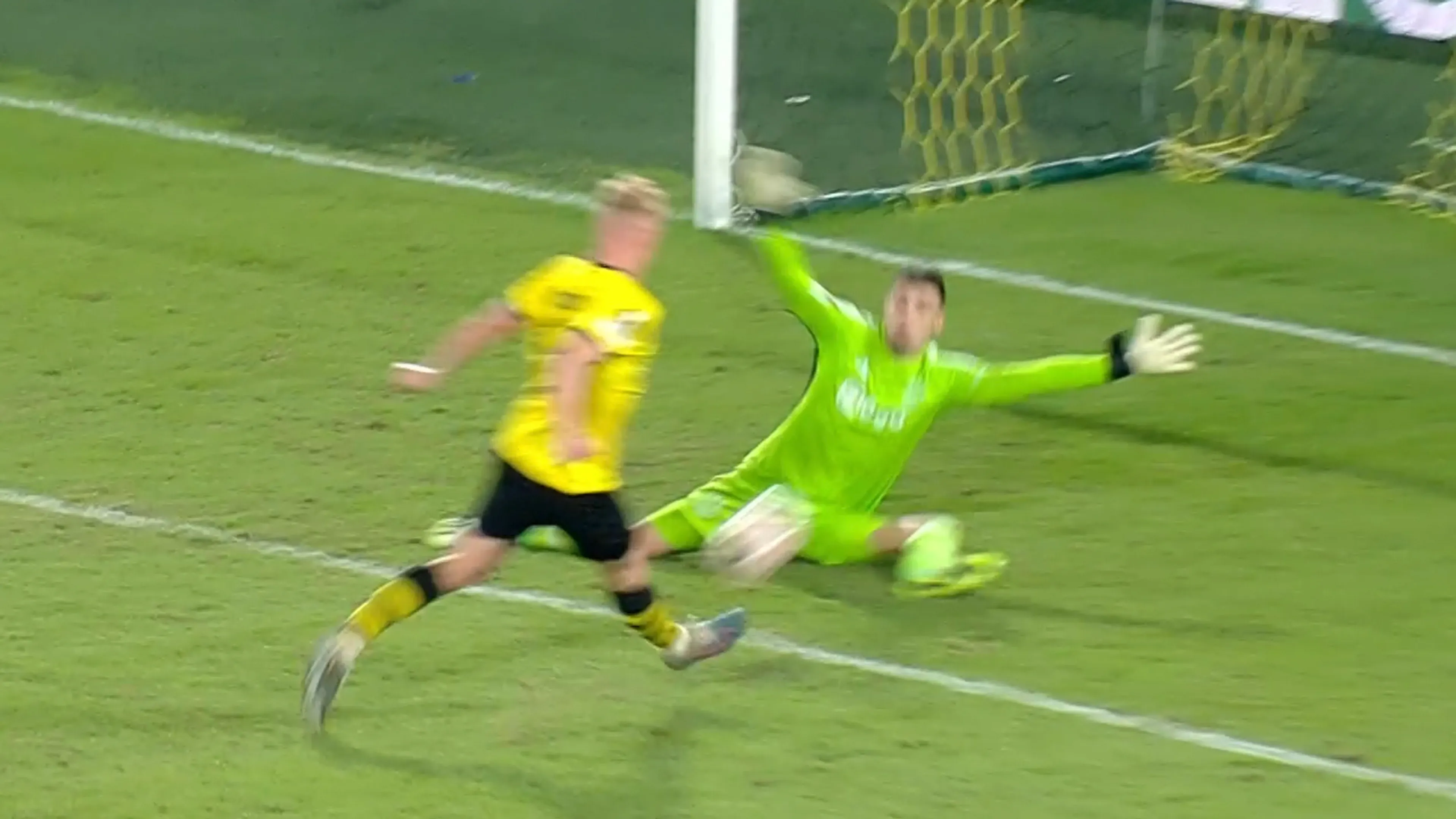 KANS: Grote kans voor AEK Athene, maar Gorter redt knap