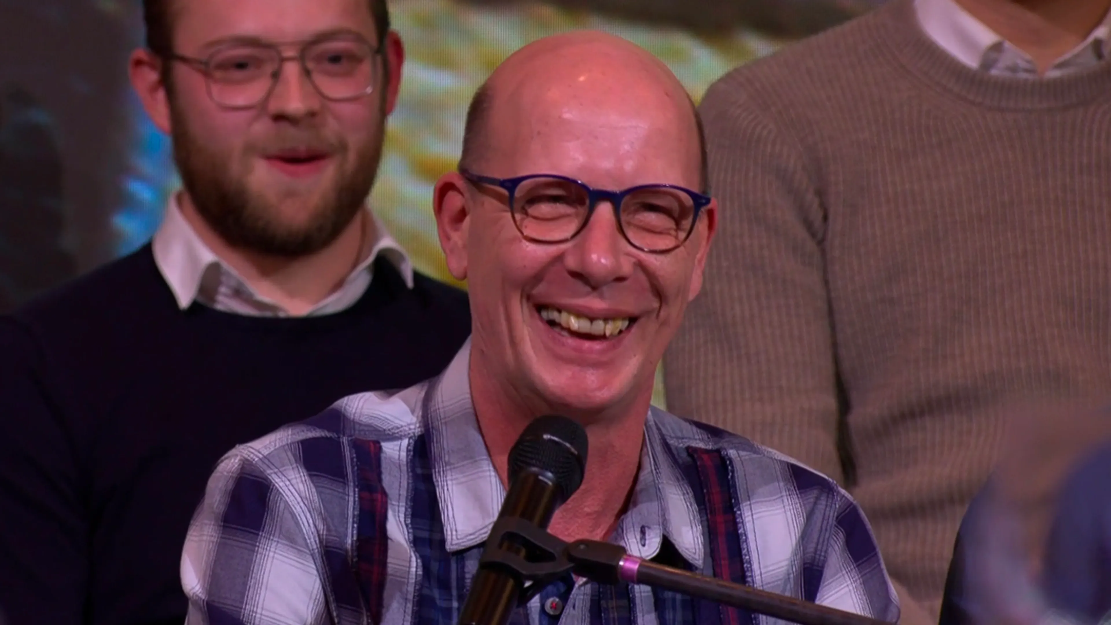 Vriend van de show Co Stompé duikt op in publiek Vandaag Inside