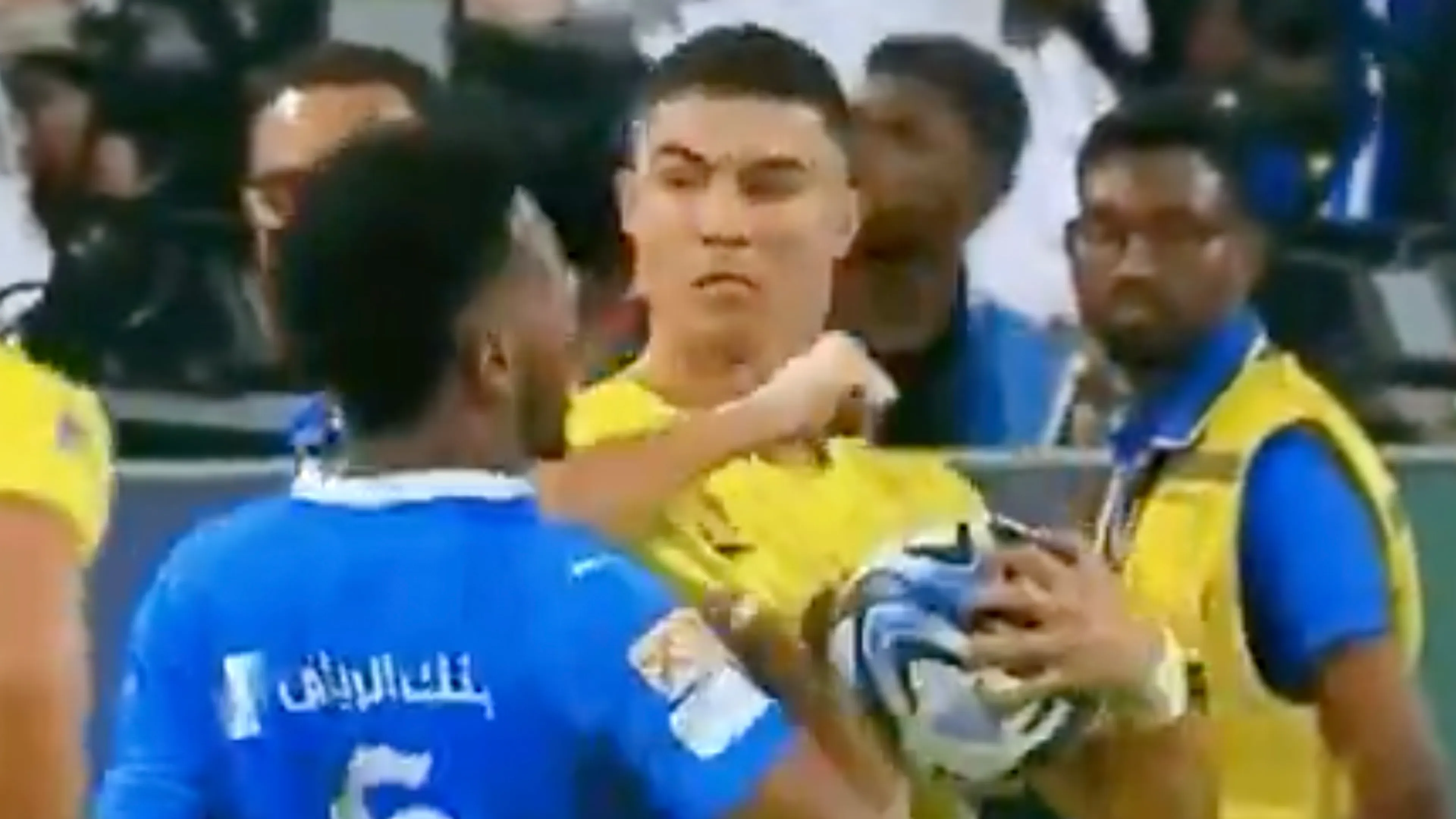 Video: Ronaldo deelt beuk uit in Saudische Super Cup en krijgt direct rood