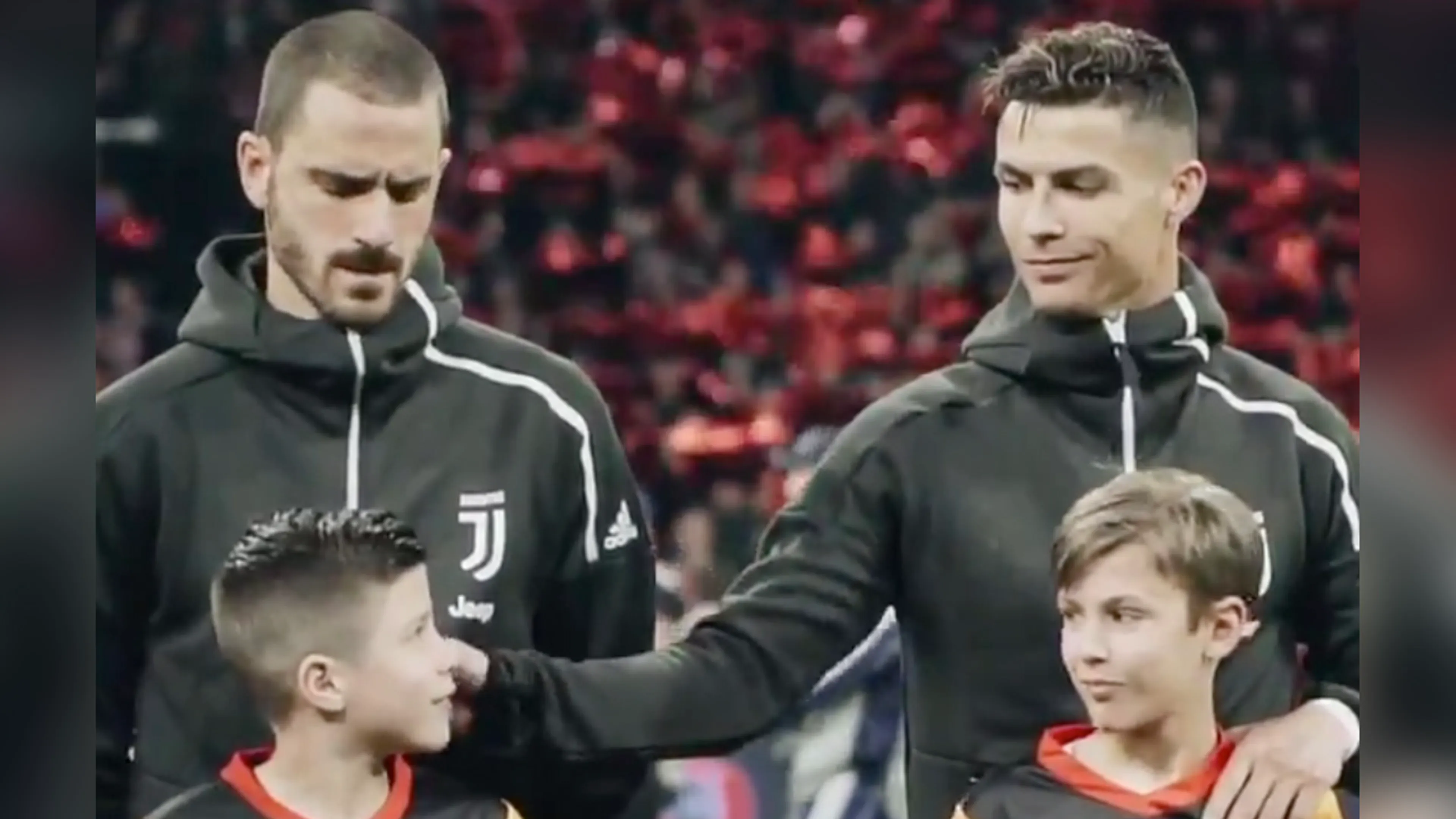 PRACHTIG! Cristiano Ronaldo stelt jonge mascotte gerust
