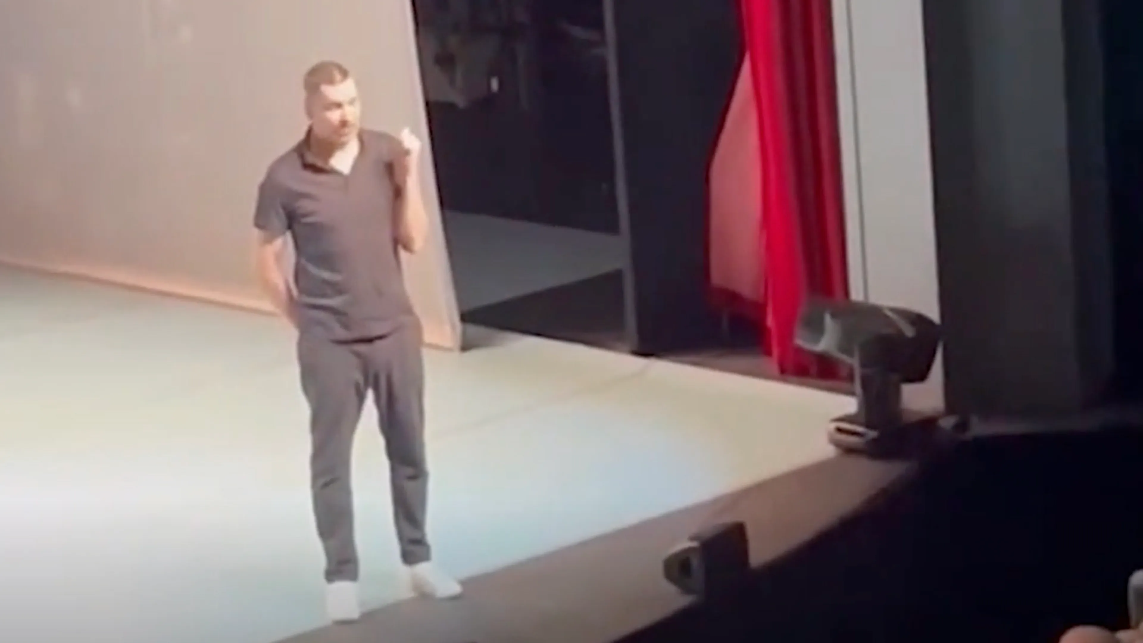 Video: Zo zette Theo Maassen een 3-jarige peuter uit de zaal