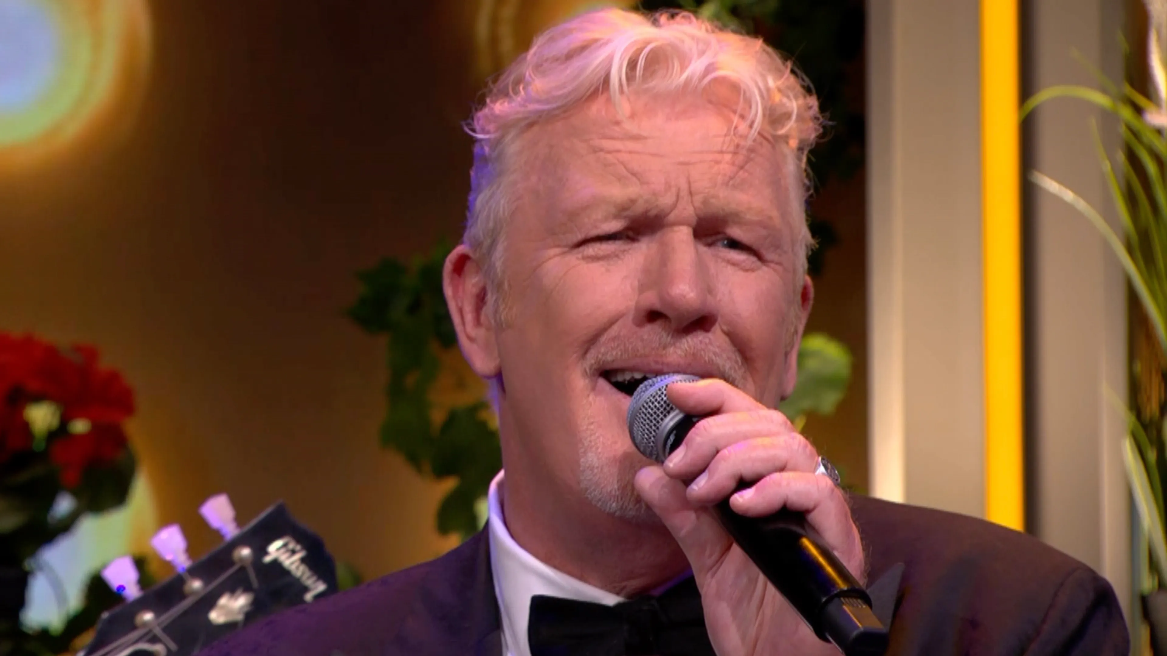 Mr. Jones & Just In Case zingt 'If' en 'Let It Be Me' tijdens commercial break van De Oranjezondag