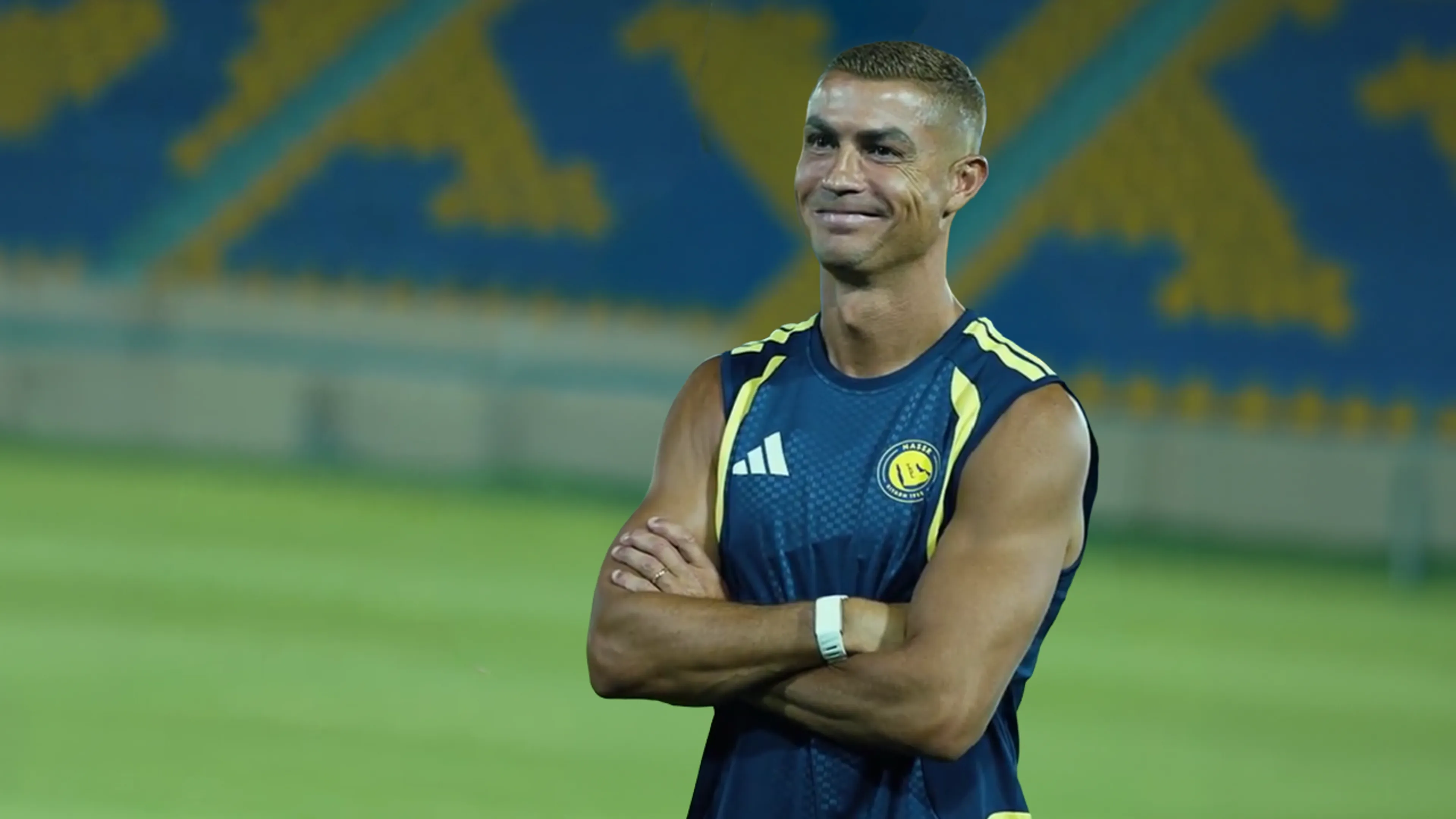 Cristiano Ronaldo verschijnt na huwelijk met nieuwe look op eerste training