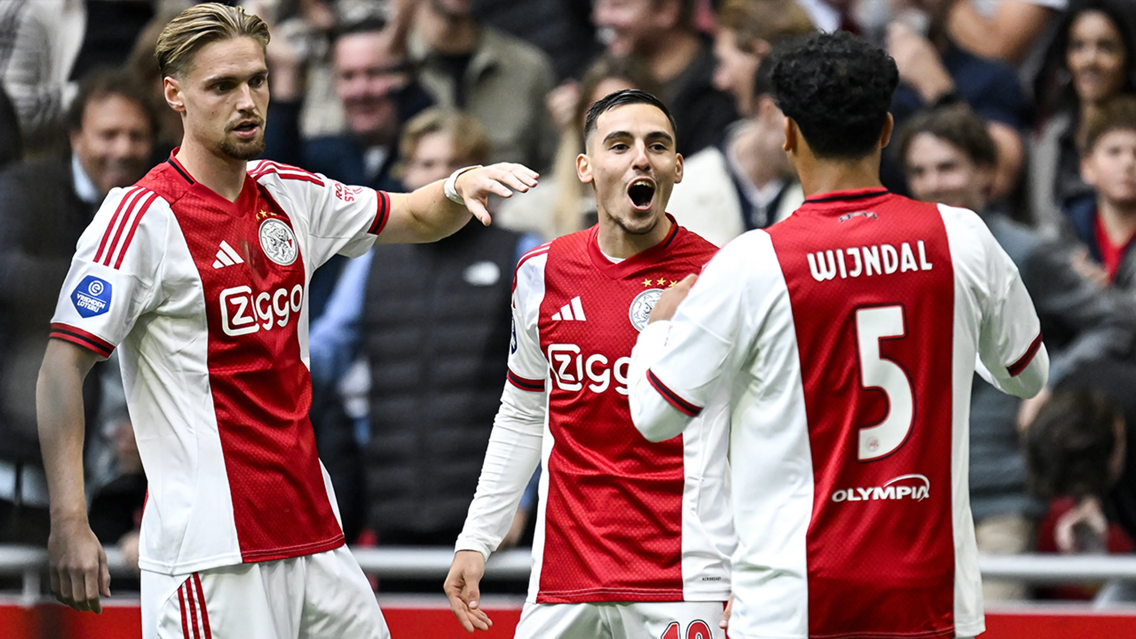 Ajax wint met veel moeite tegen tien man van NAC Breda