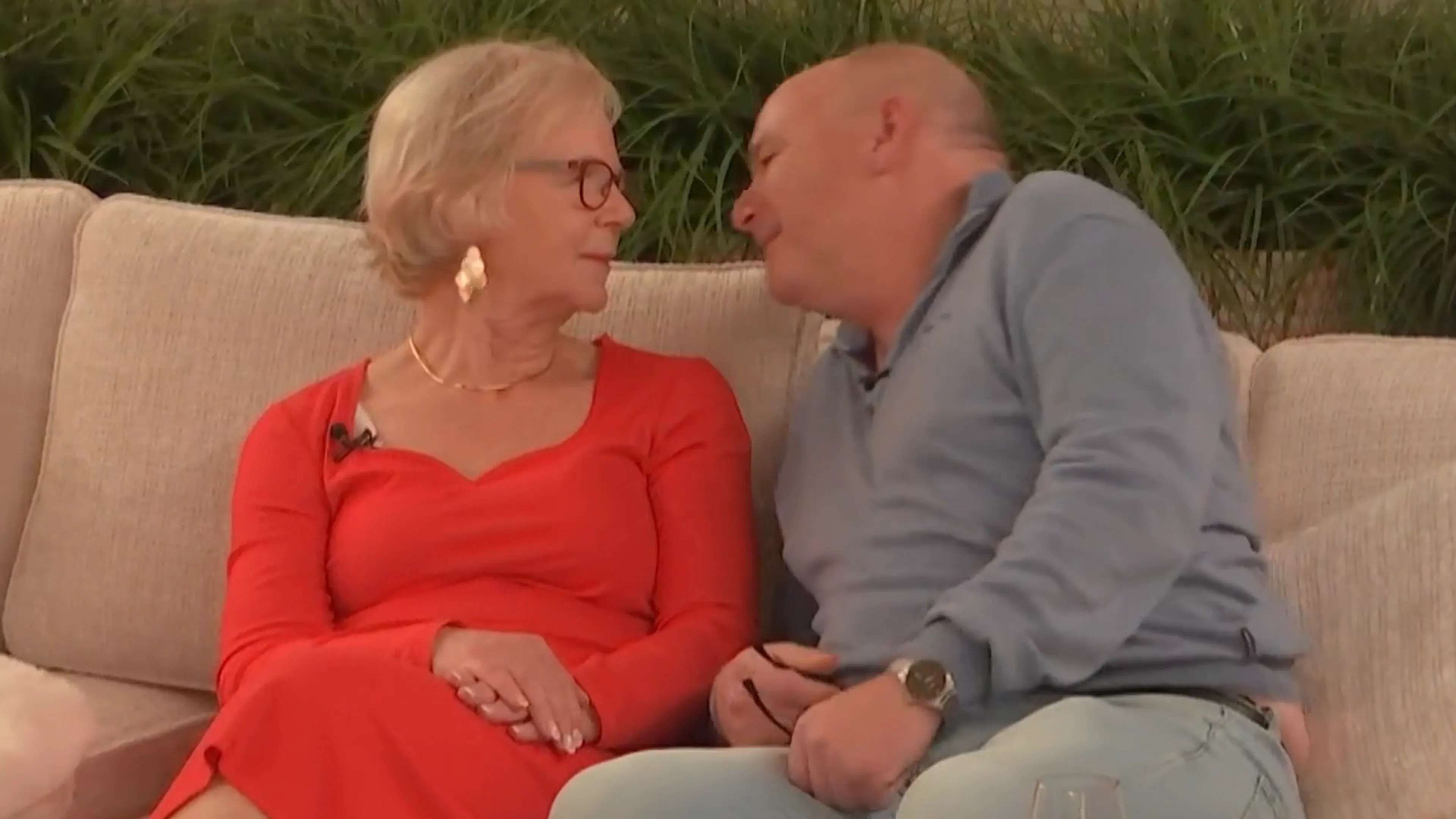 Spanning stijgt in Lang Leve de Liefde-villa: ‘Mag ik even lekker in je oor bijten?’