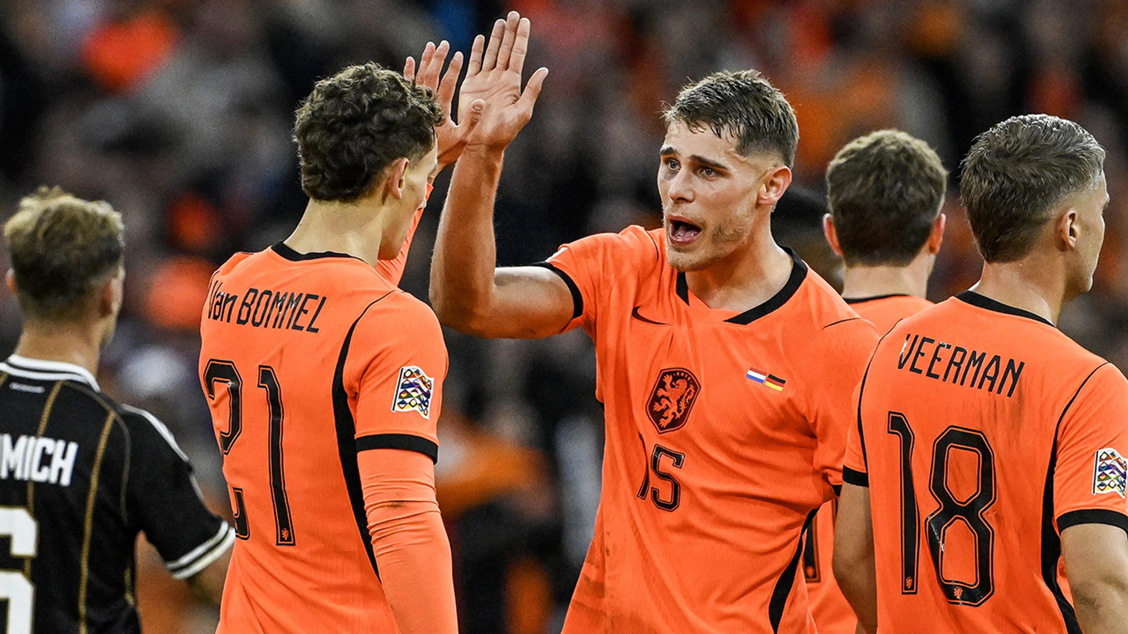 Heerlijke volley Gakpo na fraaie assist Van Bommel levert Nederlands elftal punt op