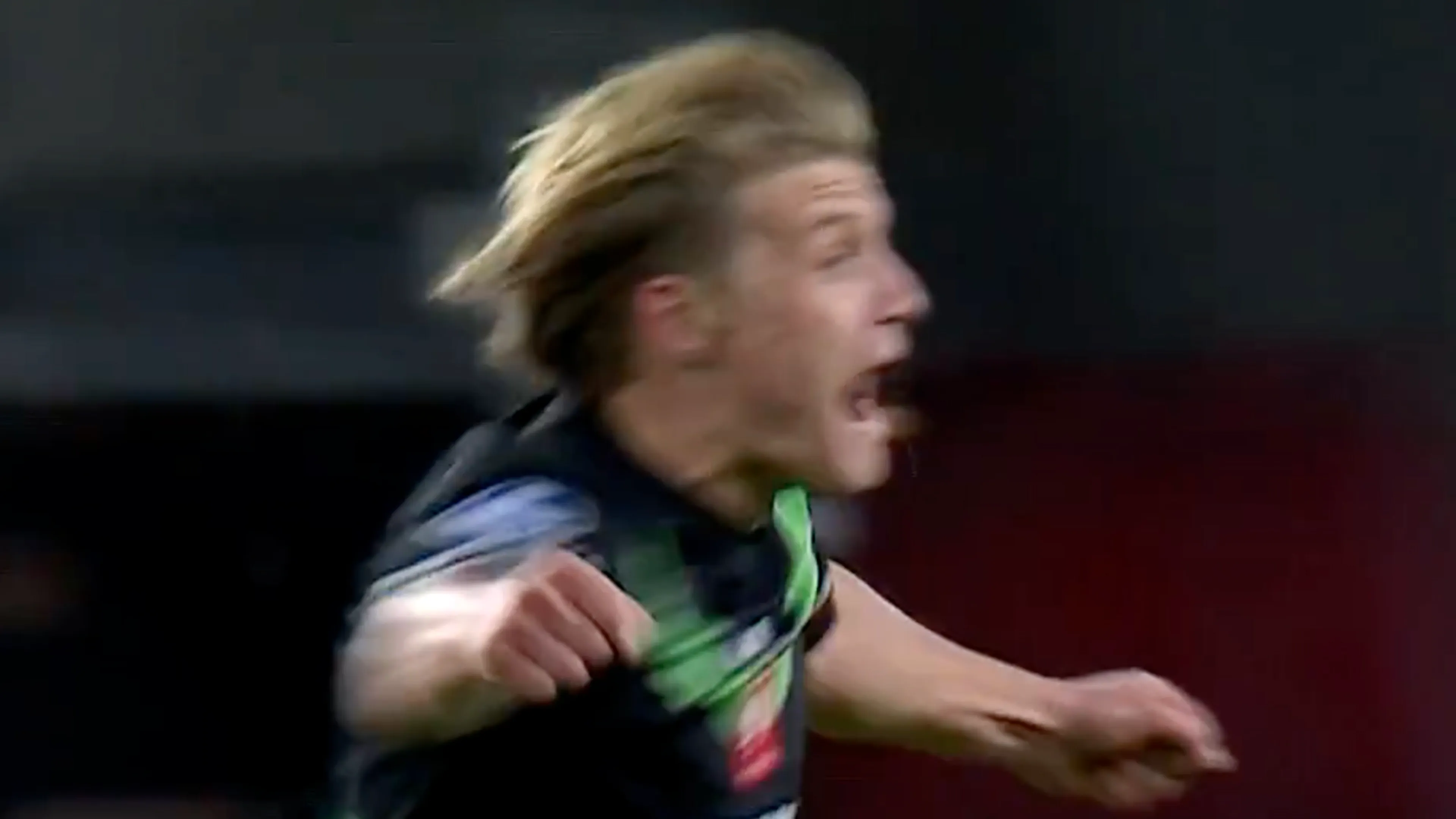 Videogoal: Steijn zet FC Twente met heerlijke vrije trap op voorsprong tegen PSV