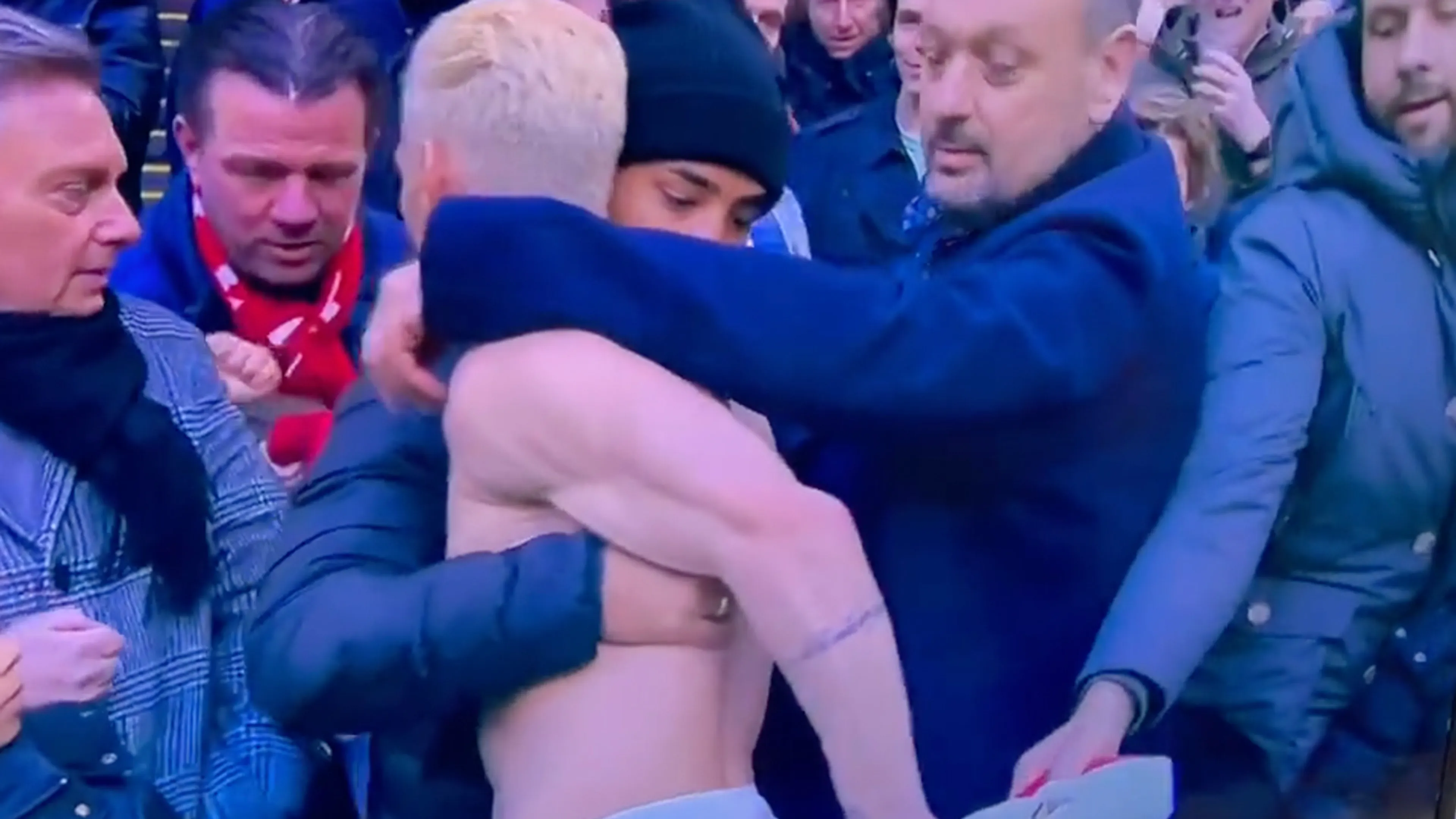 Ajax-fan heeft spijt na afpakken shirt Antony: 'Mensen trekken toch hun eigen conclusies'