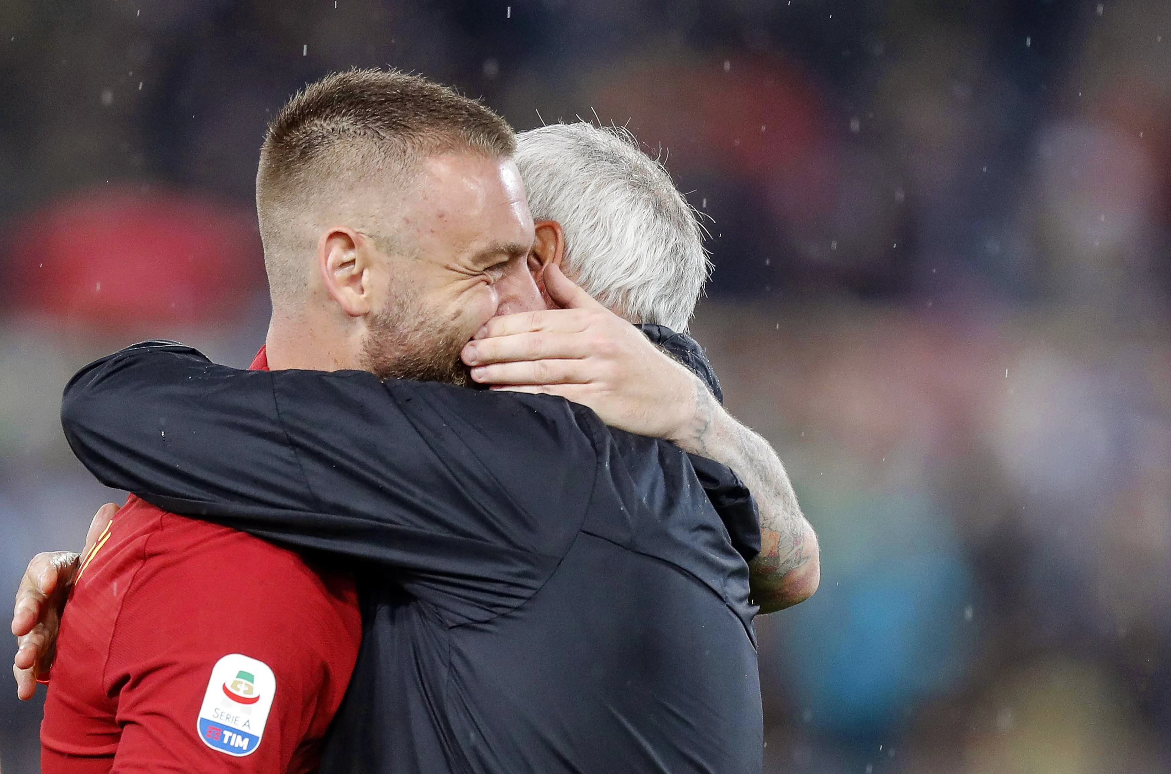 Ranieri houdt het niet droog bij afscheid De Rossi