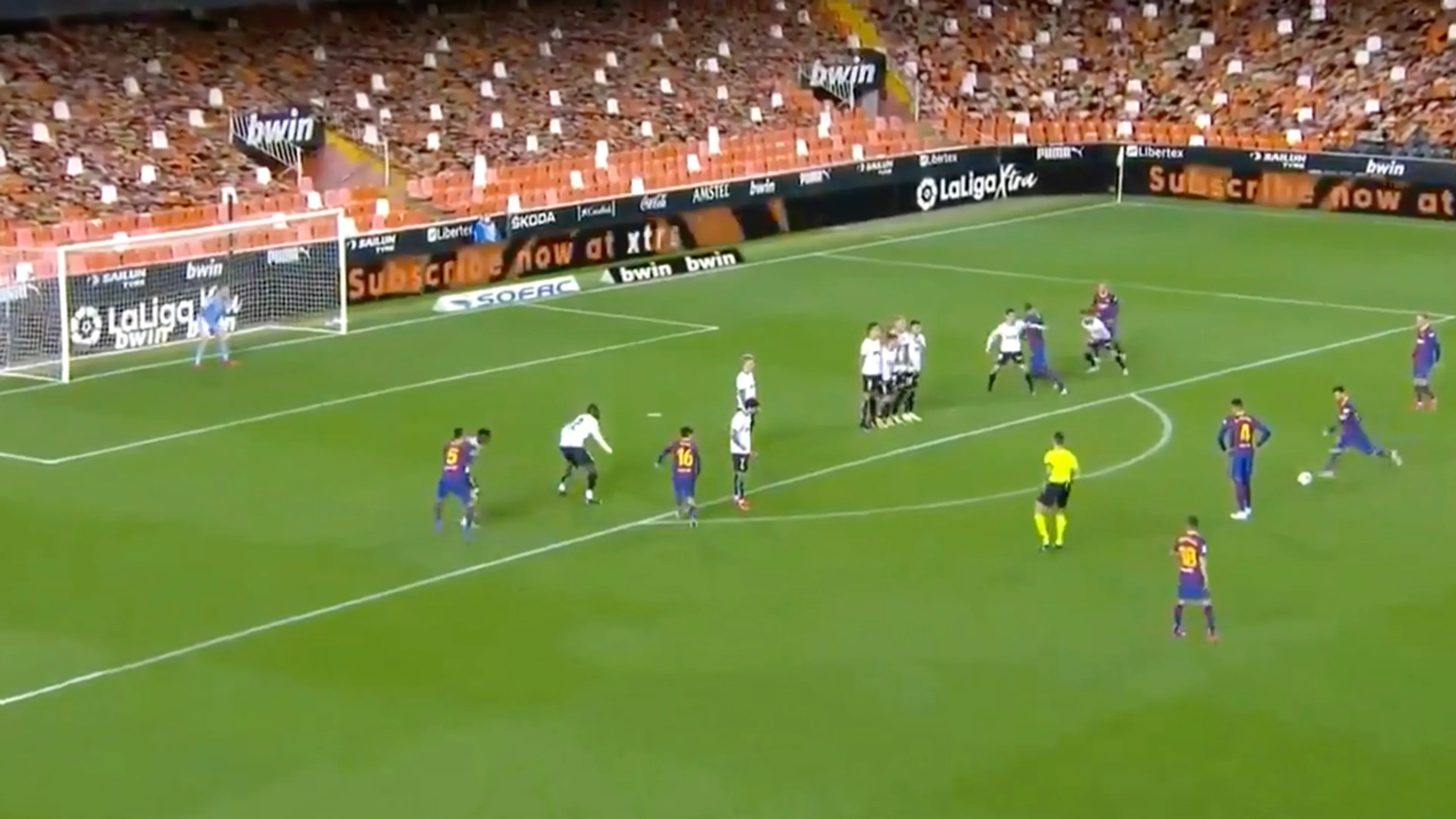 VIDEOGOAL: Messi scoort met weergaloze vrije trap tegen Cillessen