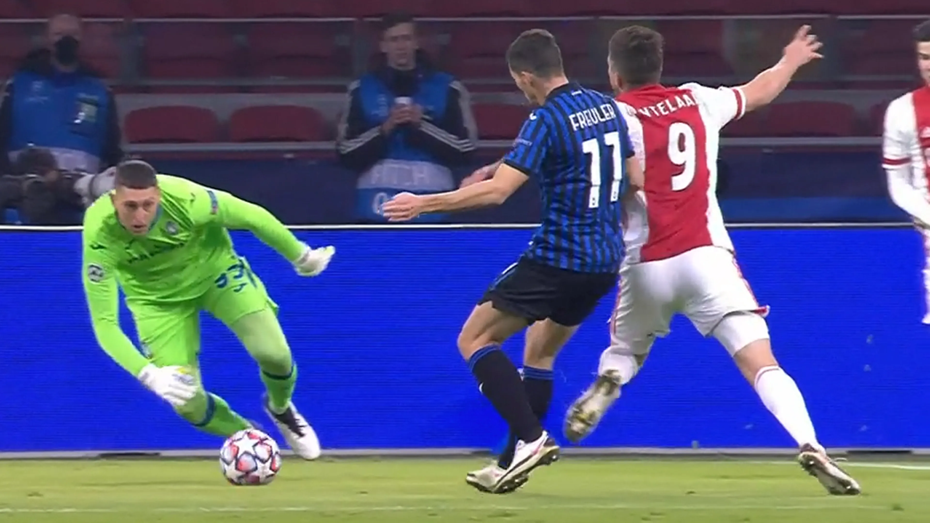 Ajax krijgt geen strafschop na duw in rug Huntelaar