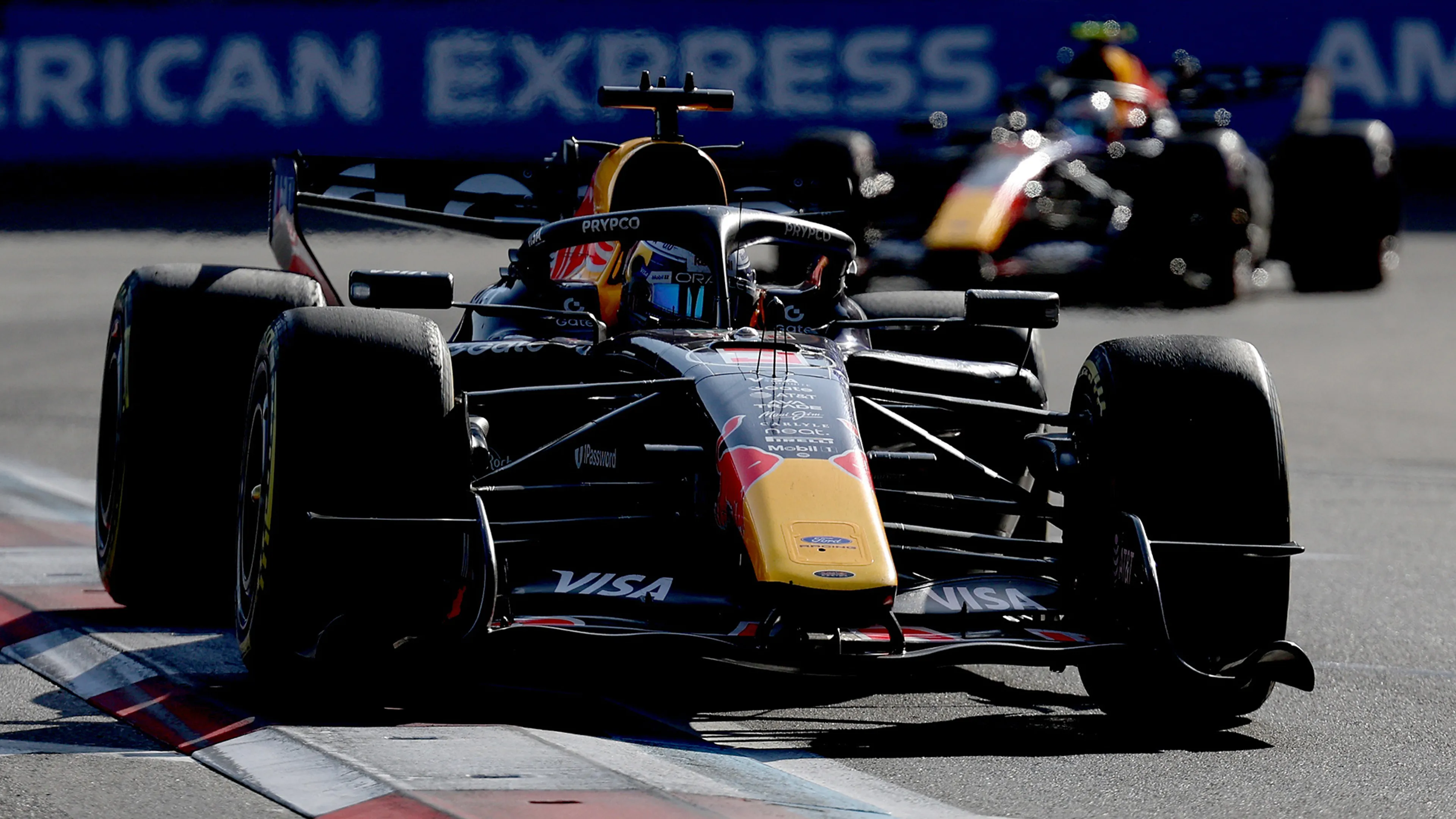 Max Verstappen komt 0,1 seconde tekort voor de overwinning in Azerbeidzjan