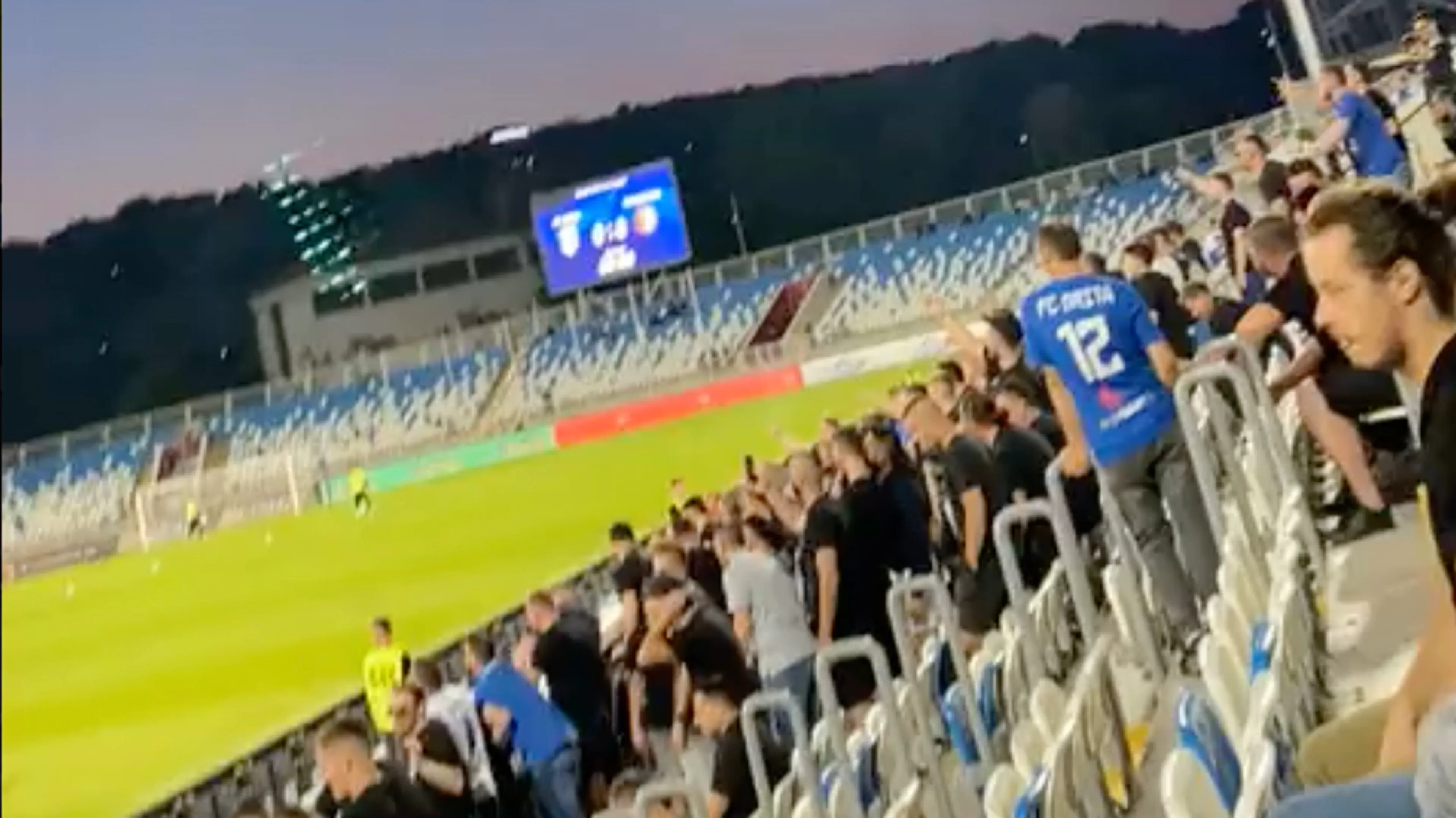 Supporters FC Drita zingen Ajax-liederen voor duel met Feyenoord