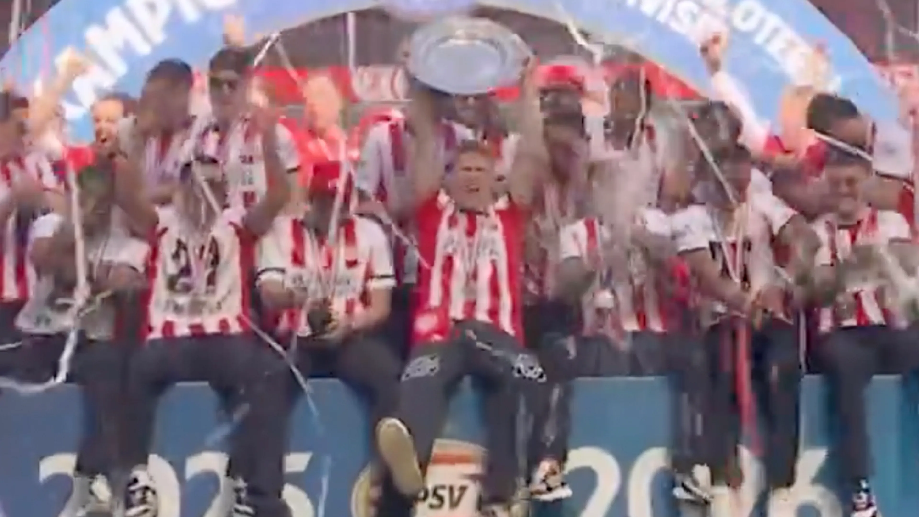 Video: Mark van Bommel overhandigt schaal aan geblesseerde PSV-aanvoerder Jerdy Schouten