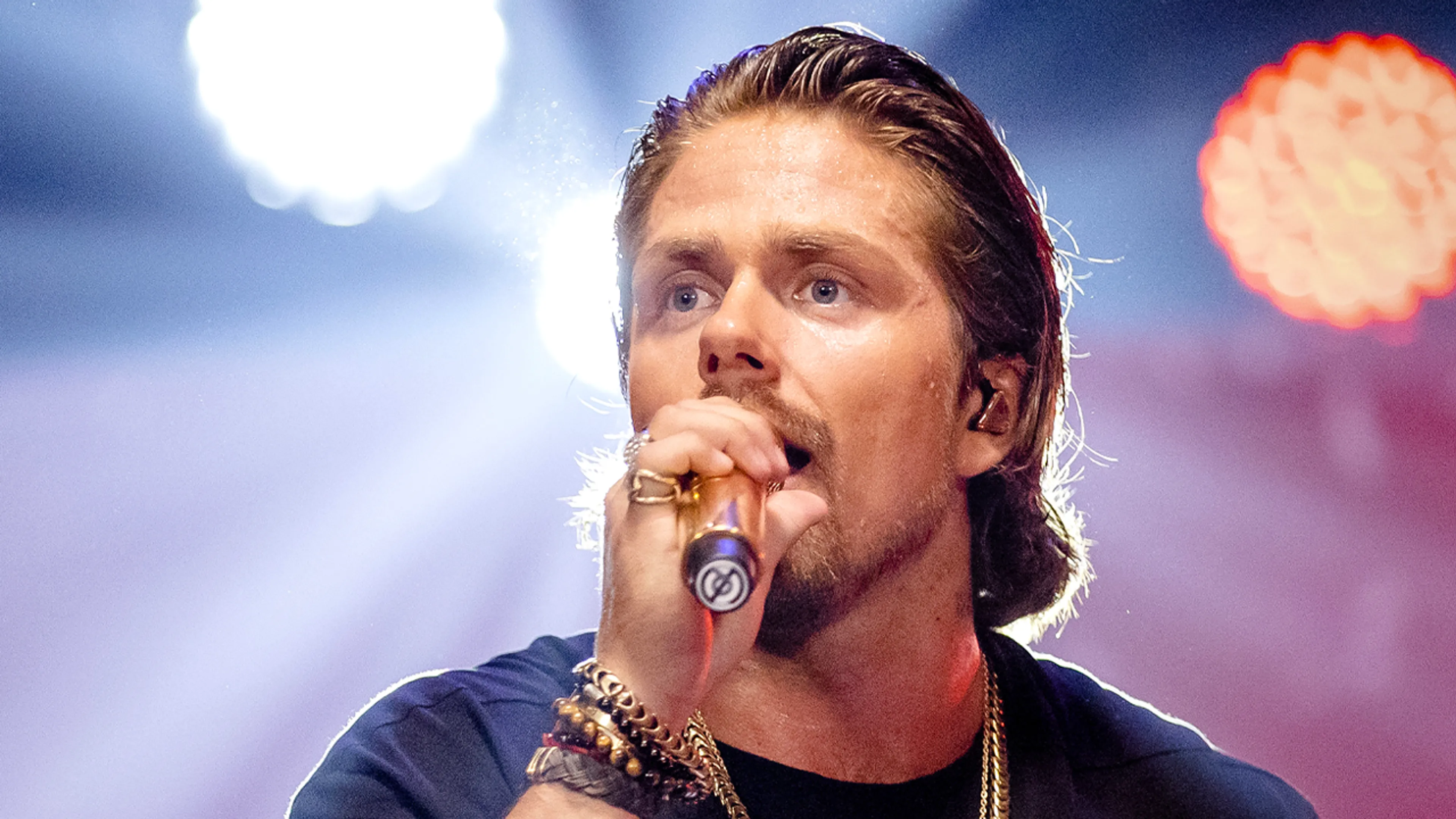 André Hazes verbreekt mediastilte en kondigt comeback aan