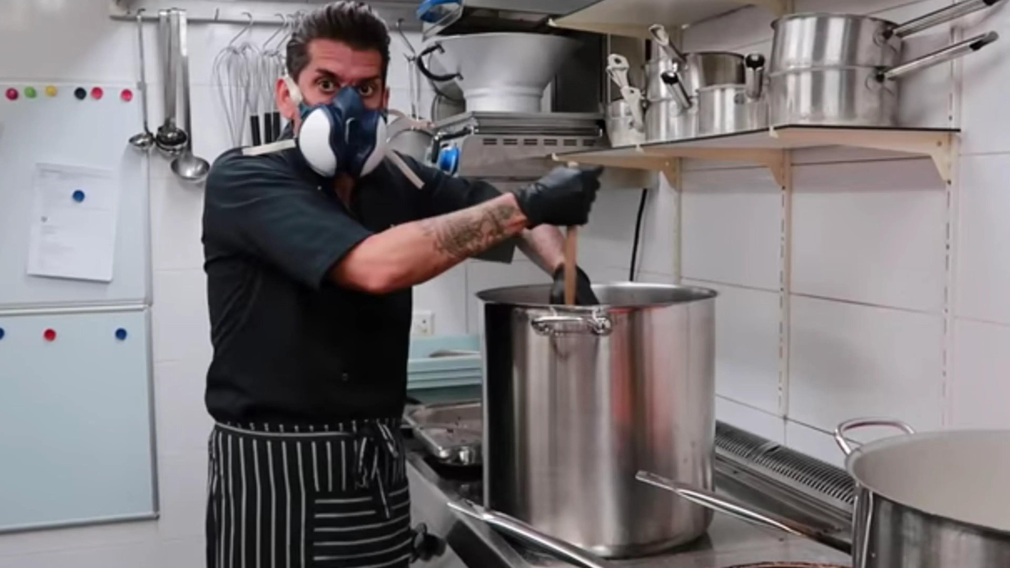 Danny en Escha koken chili voor 300 zorgmedewerkers