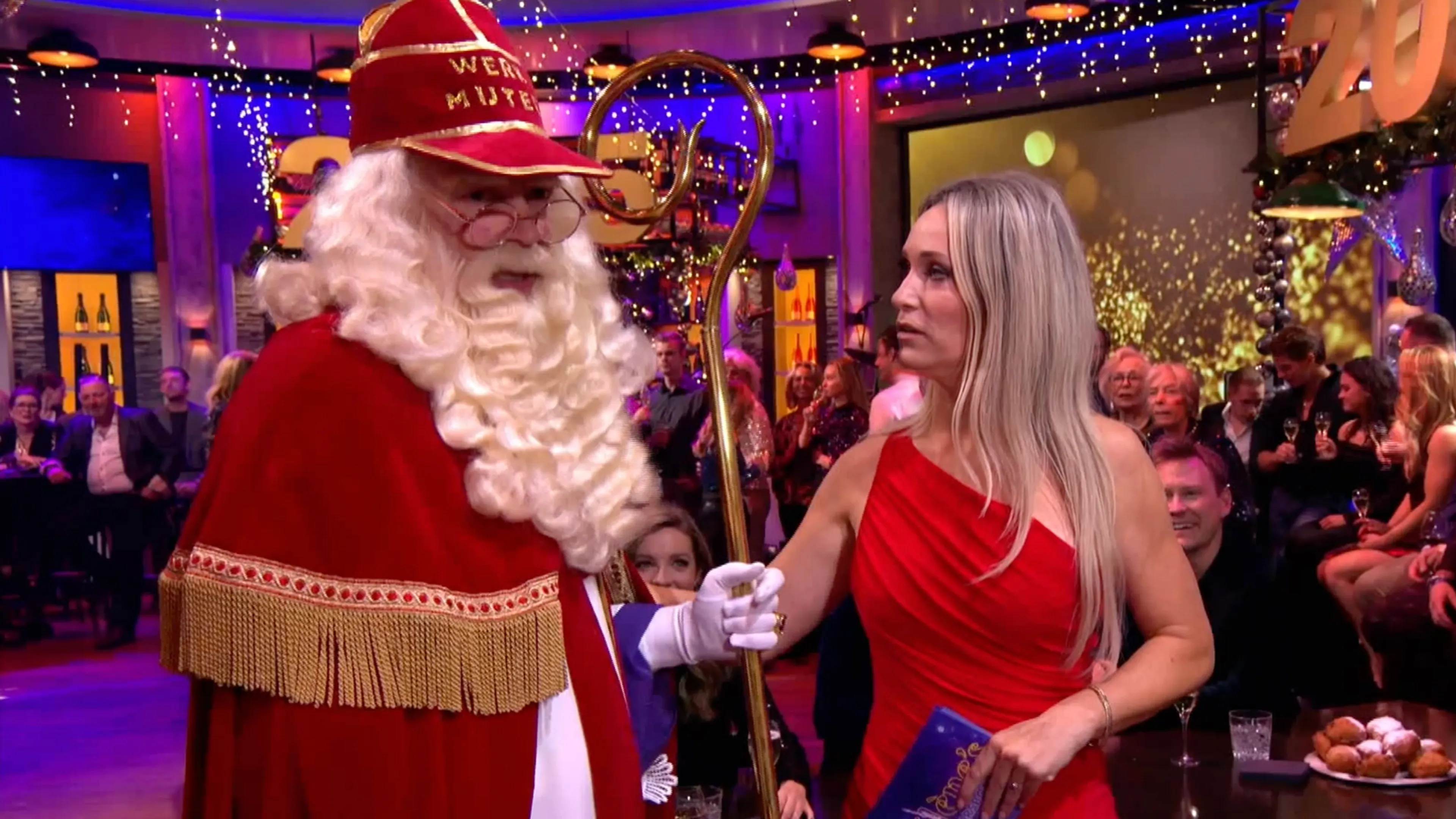 Hélène stelt verdwaalde Sint gerust met plek achter de bar tijdens oudejaarsborrel
